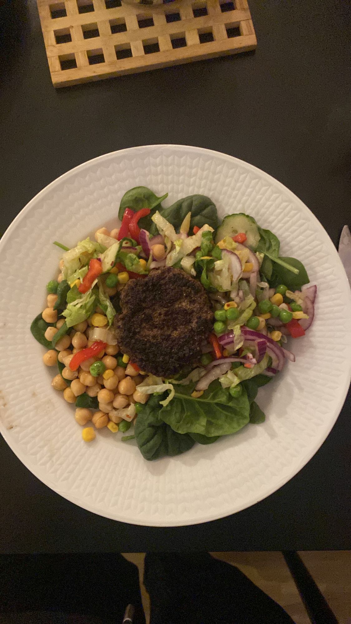 Vegobiff med kikärtssallad