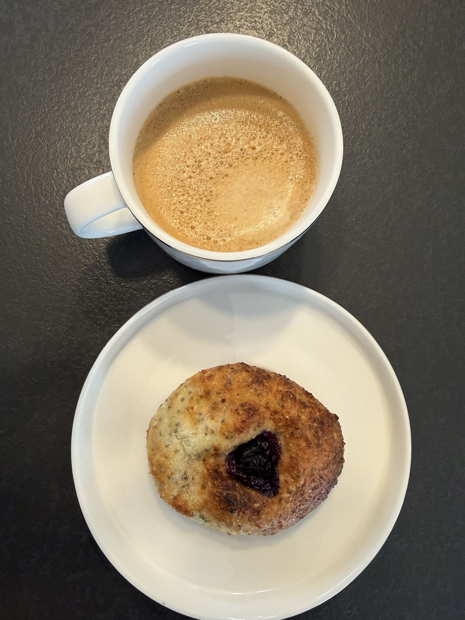 Café et scone à la confiture