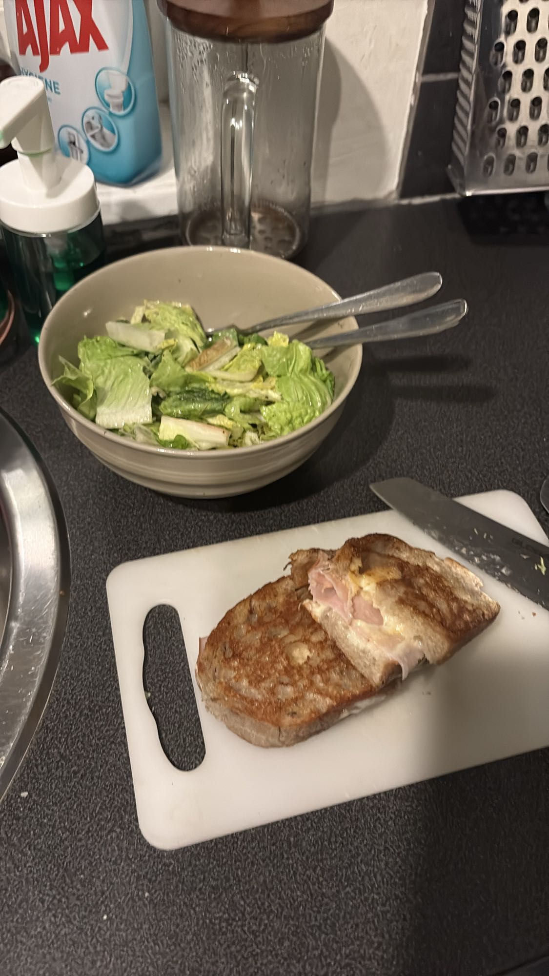 Varm macka med sallad