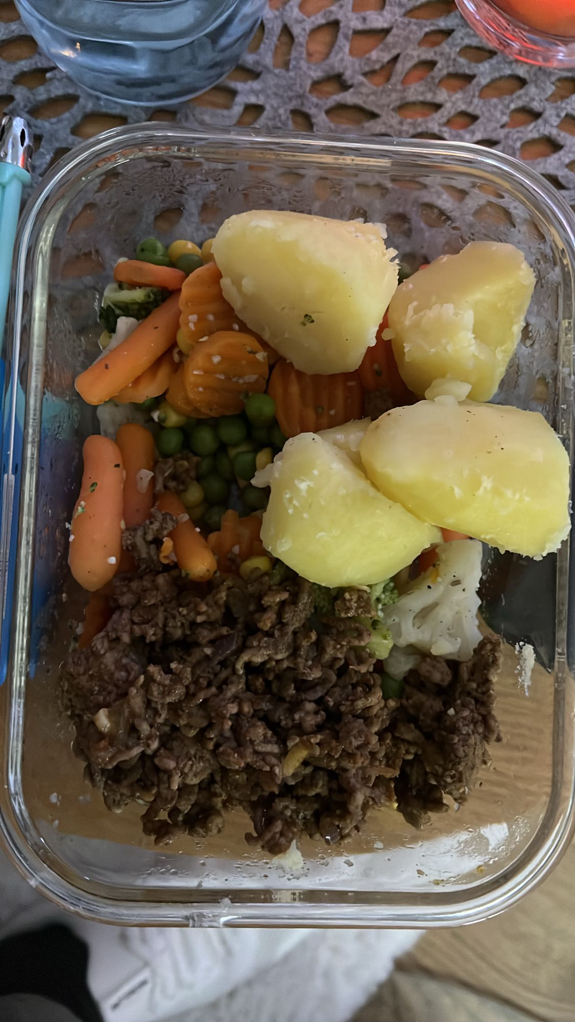 ziemniaki z warzywami i mięsem