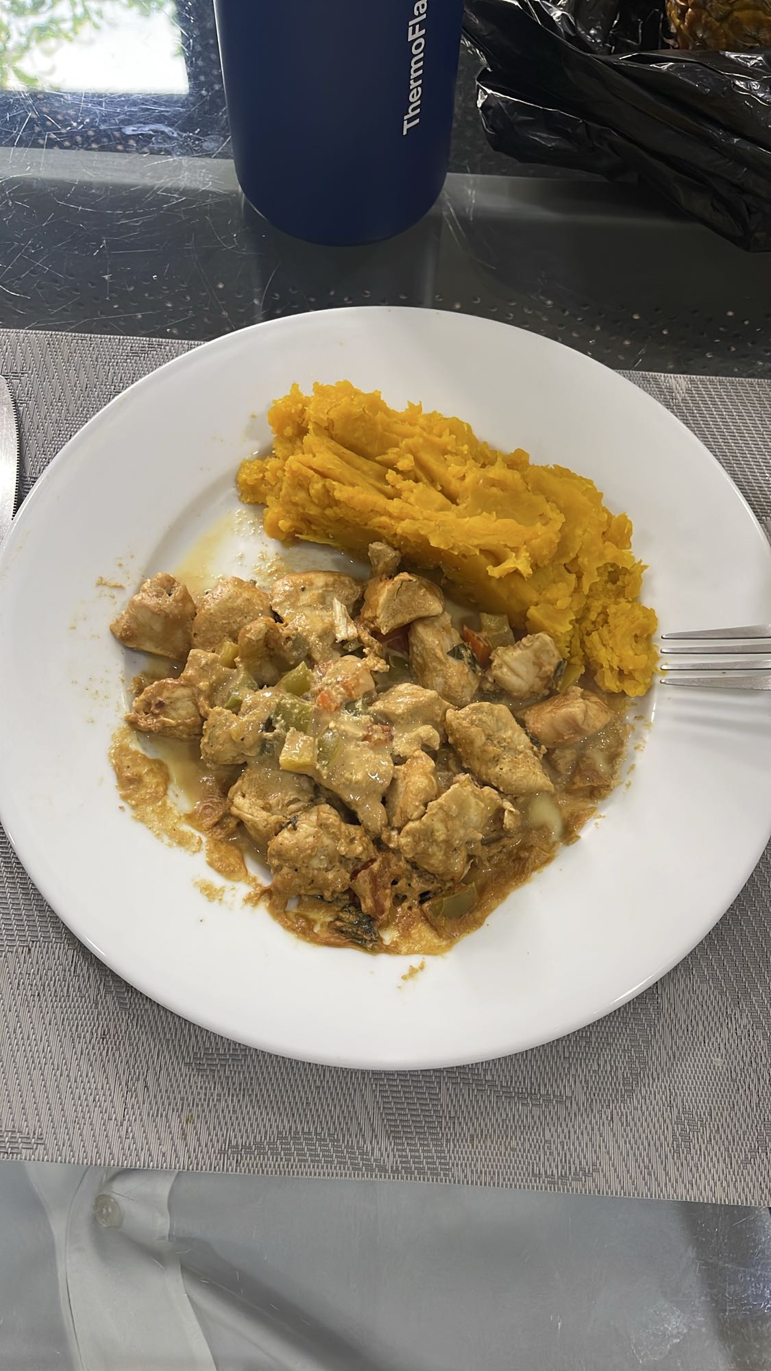 Pollo guisado con puré de auyama