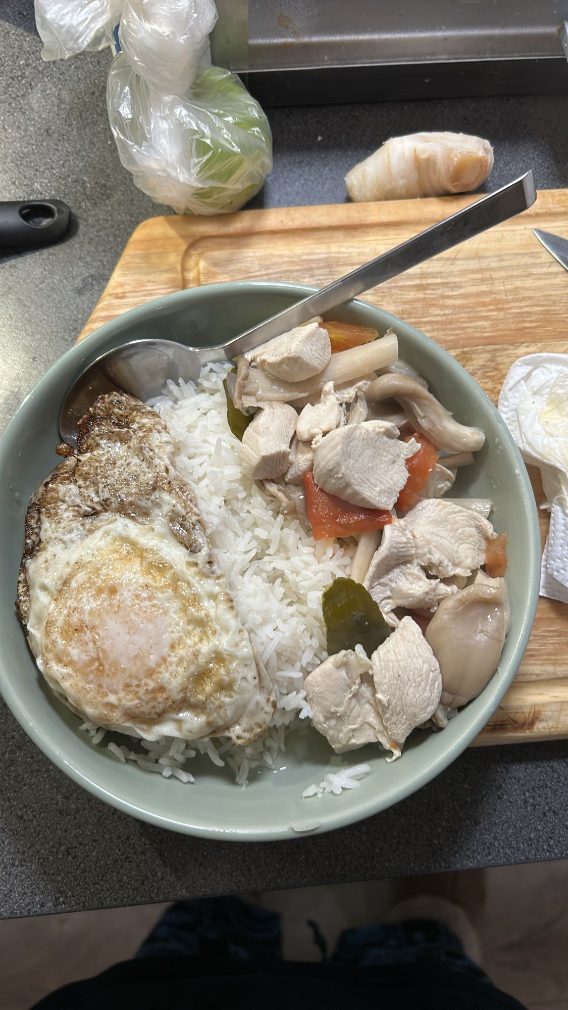 Kylling med ris og stekt egg