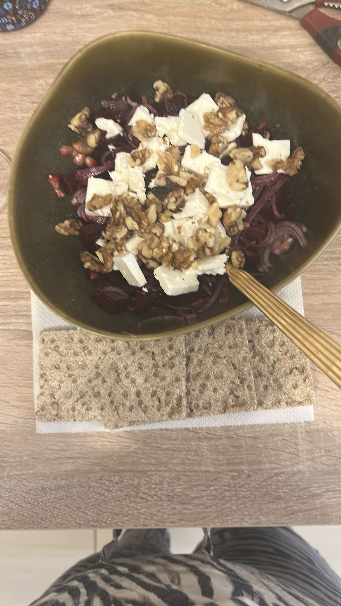 Salată cu brânză și nuci