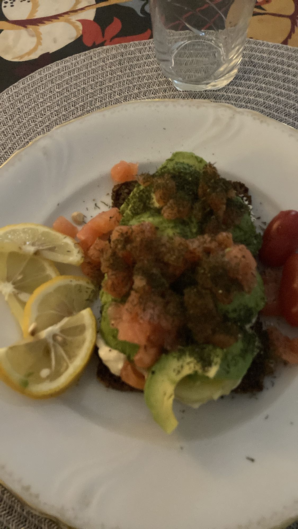 Avokadomacka med lax