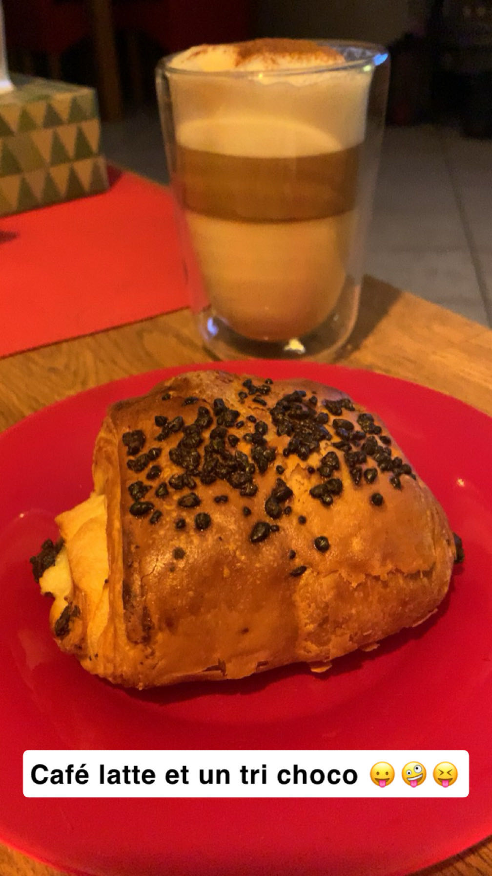 Café latte et pain choco