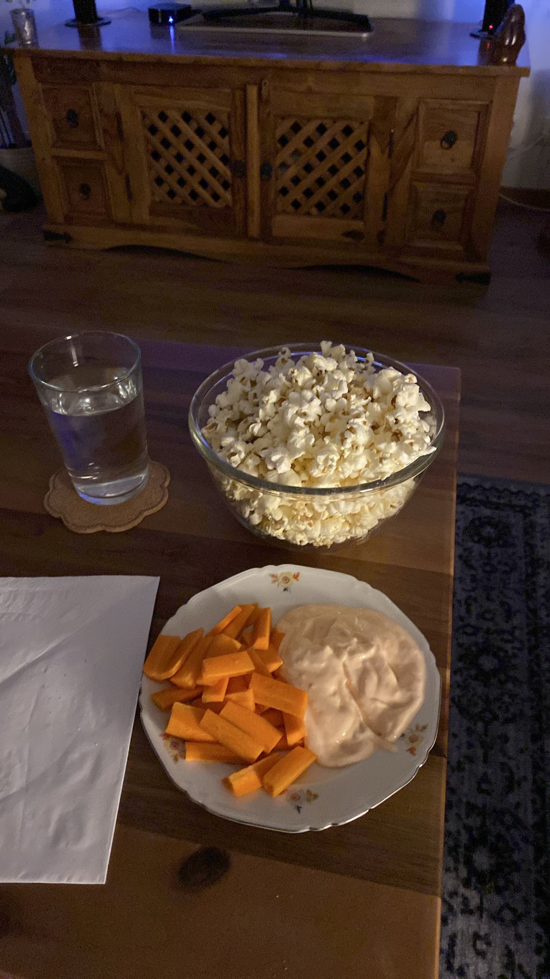 Popcorn, morötter & dipp