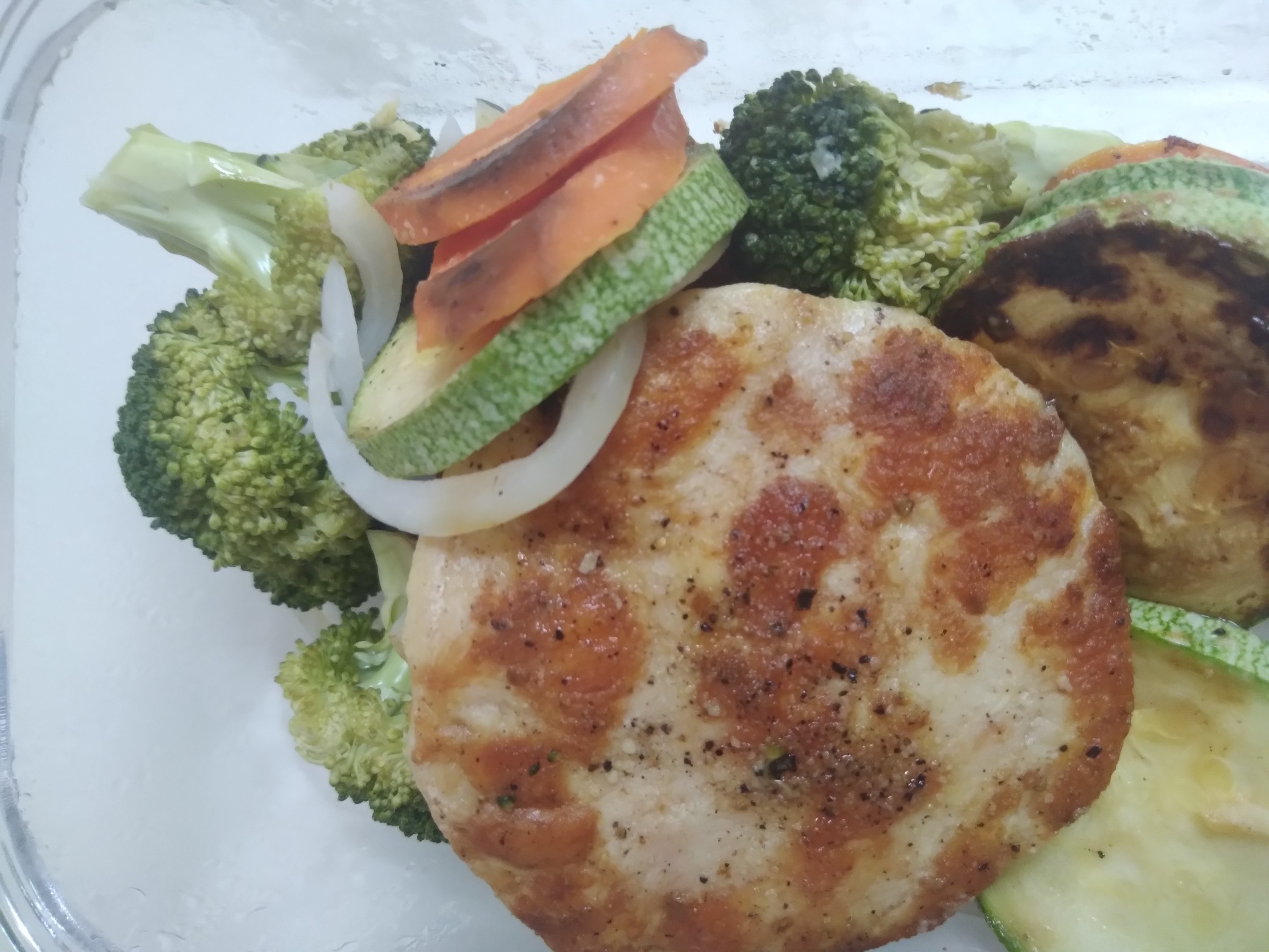 Hamburguesa de pollo y verduras