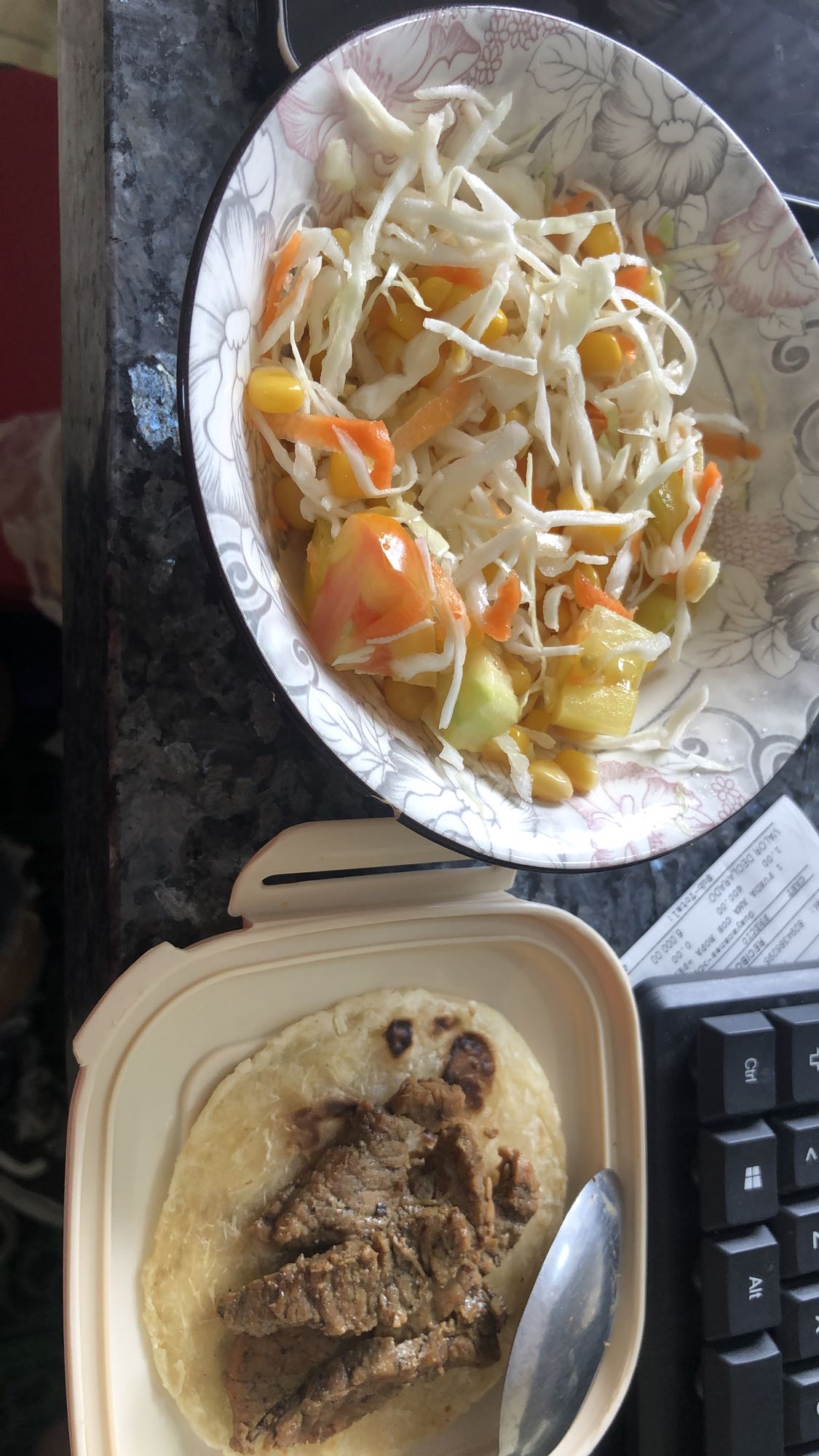 Taco de res y ensalada fresca