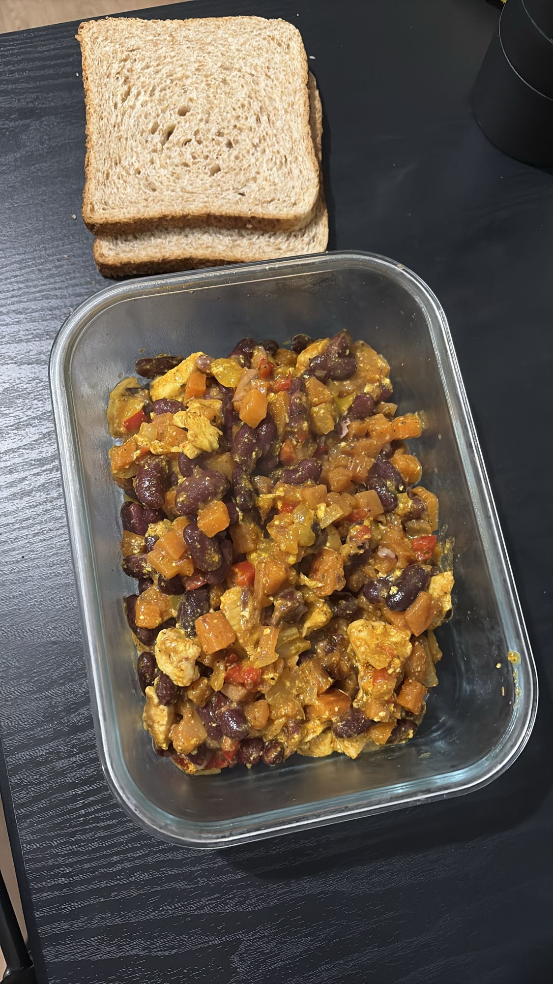 Haricots et poulet épicés