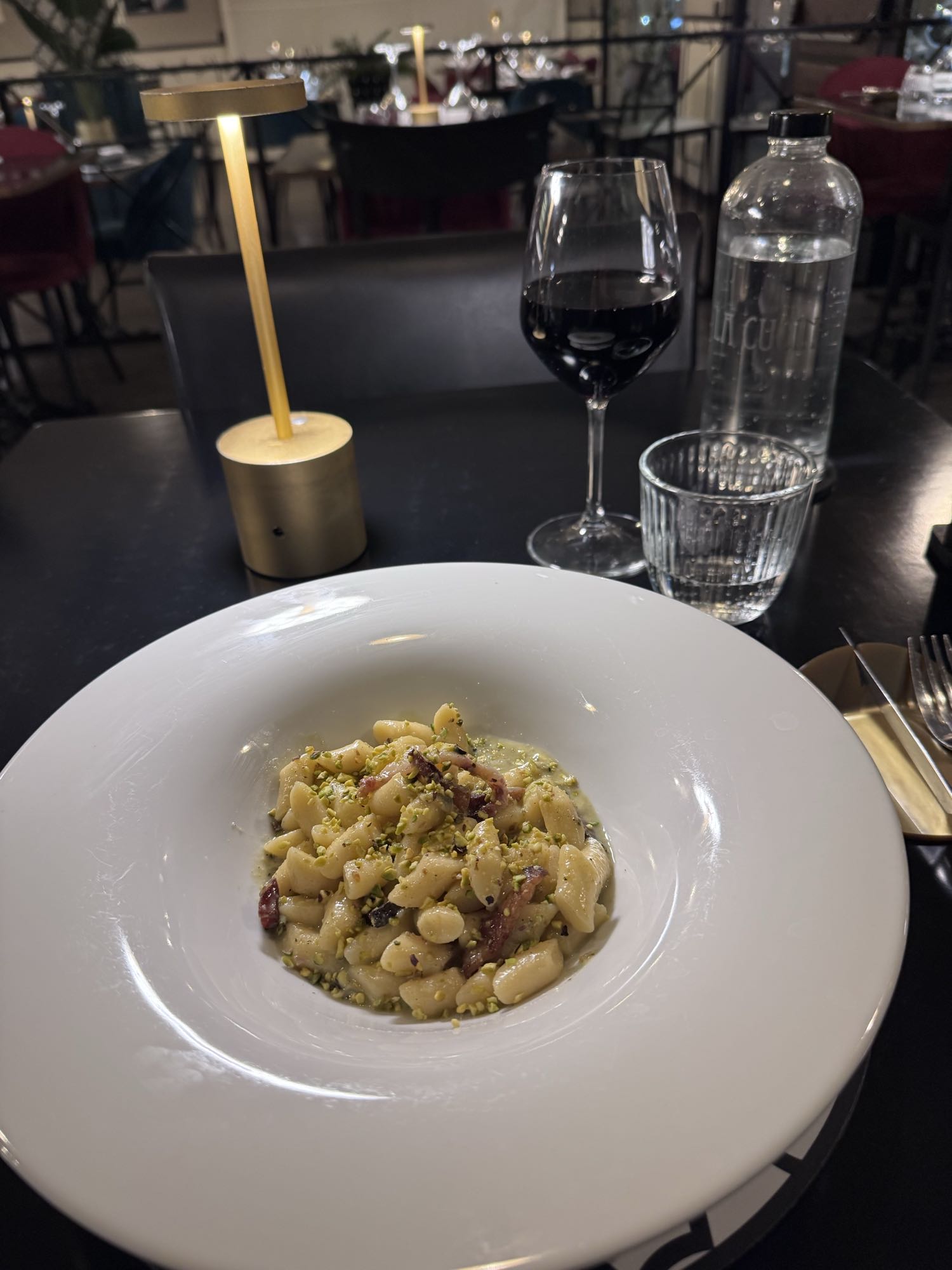 Pasta con pistacchi e pancetta