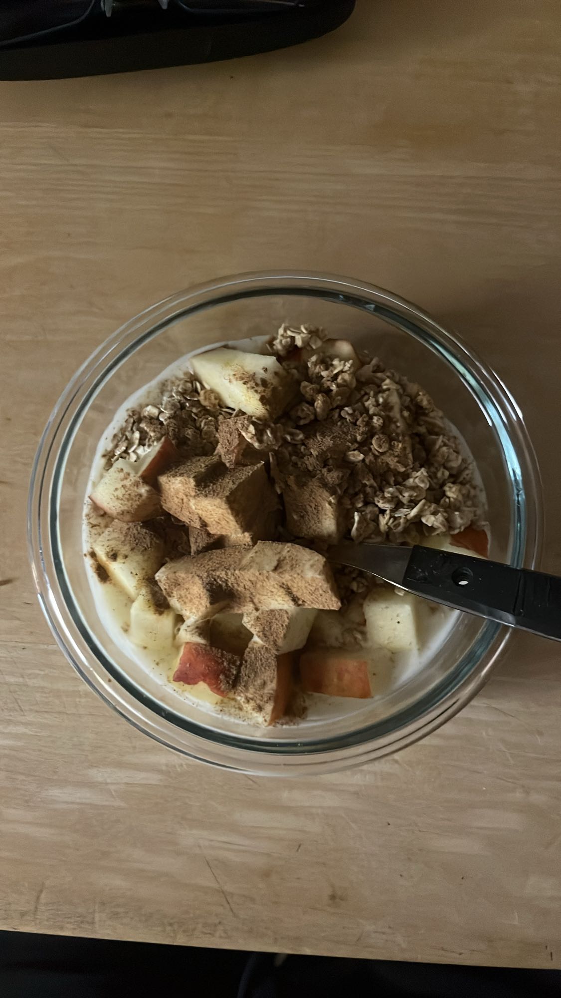 Yoghurt mit Apfel & Müsli