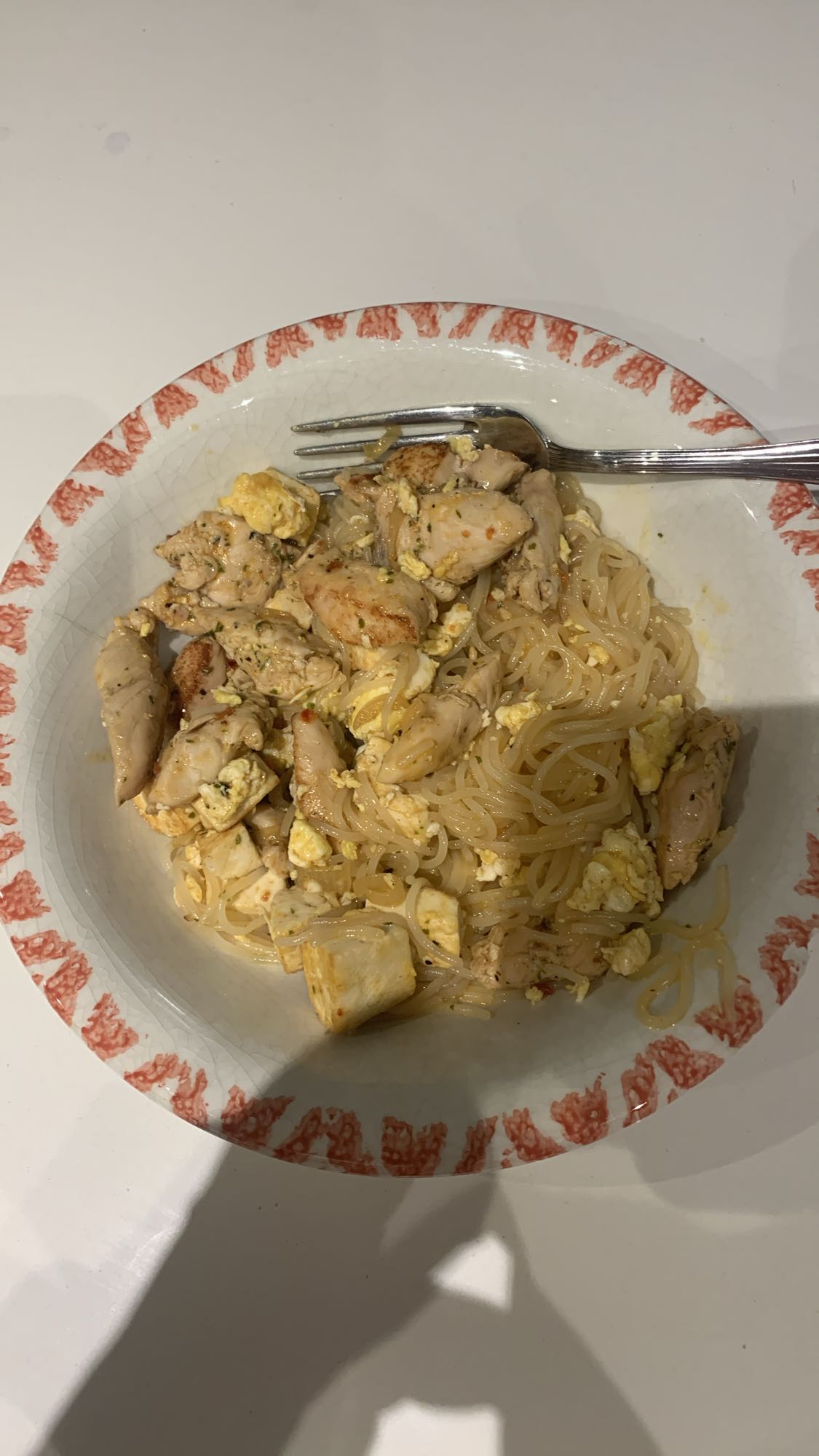 Nouilles au poulet et œufs