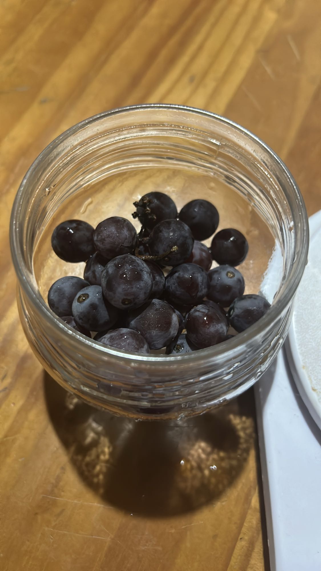 Uvas roxas no pote