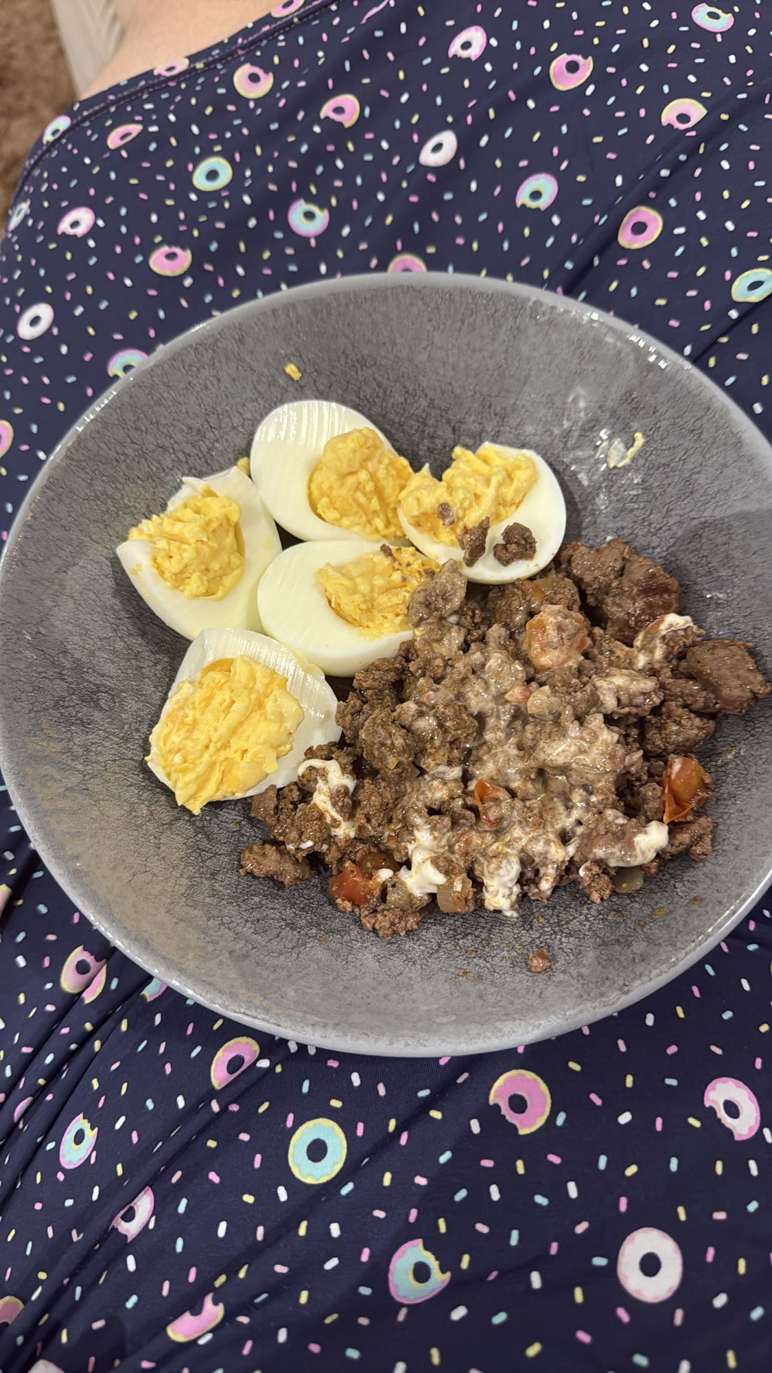 Ovos cozidos e carne moída