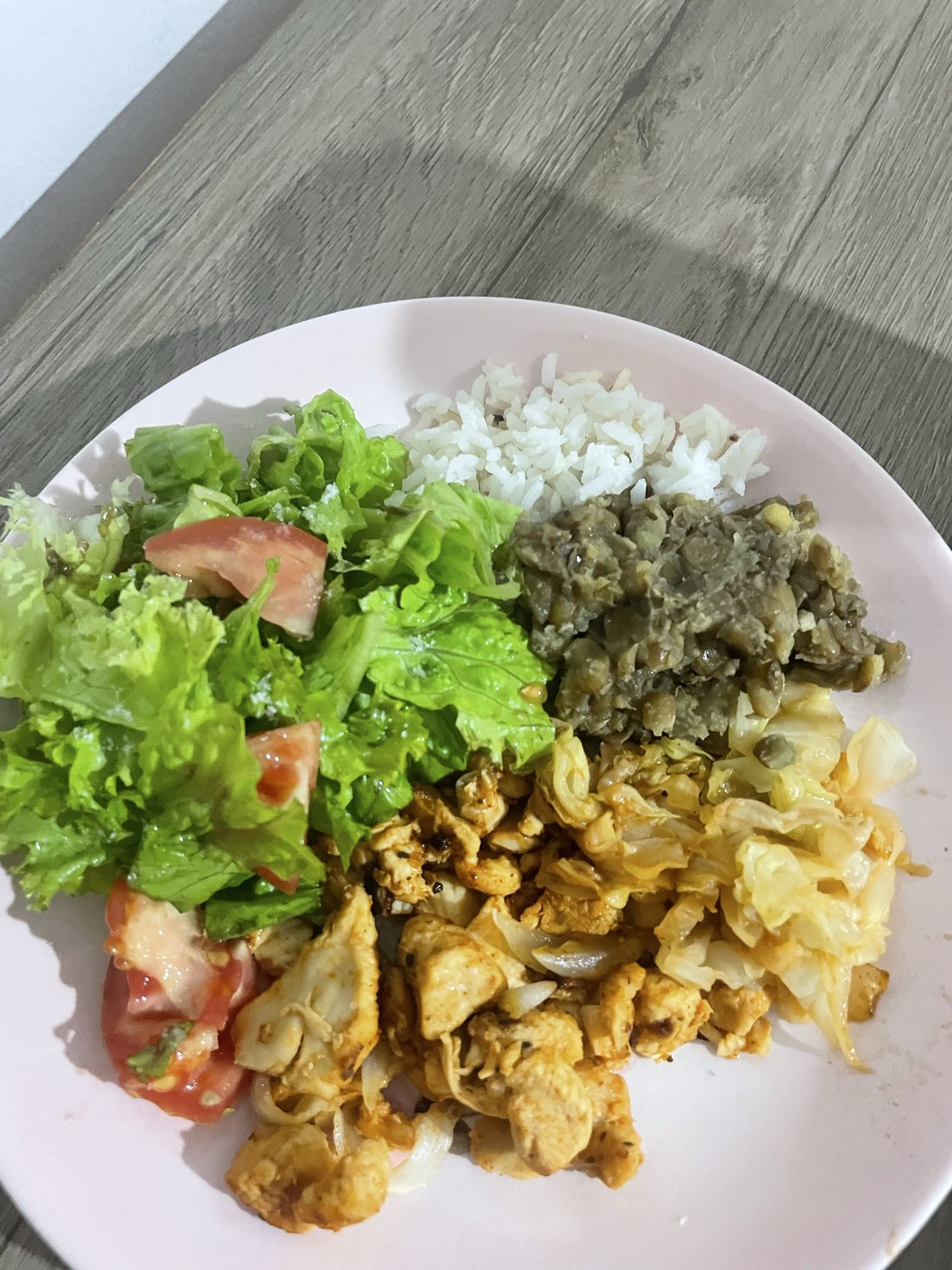 Frango com arroz e salada