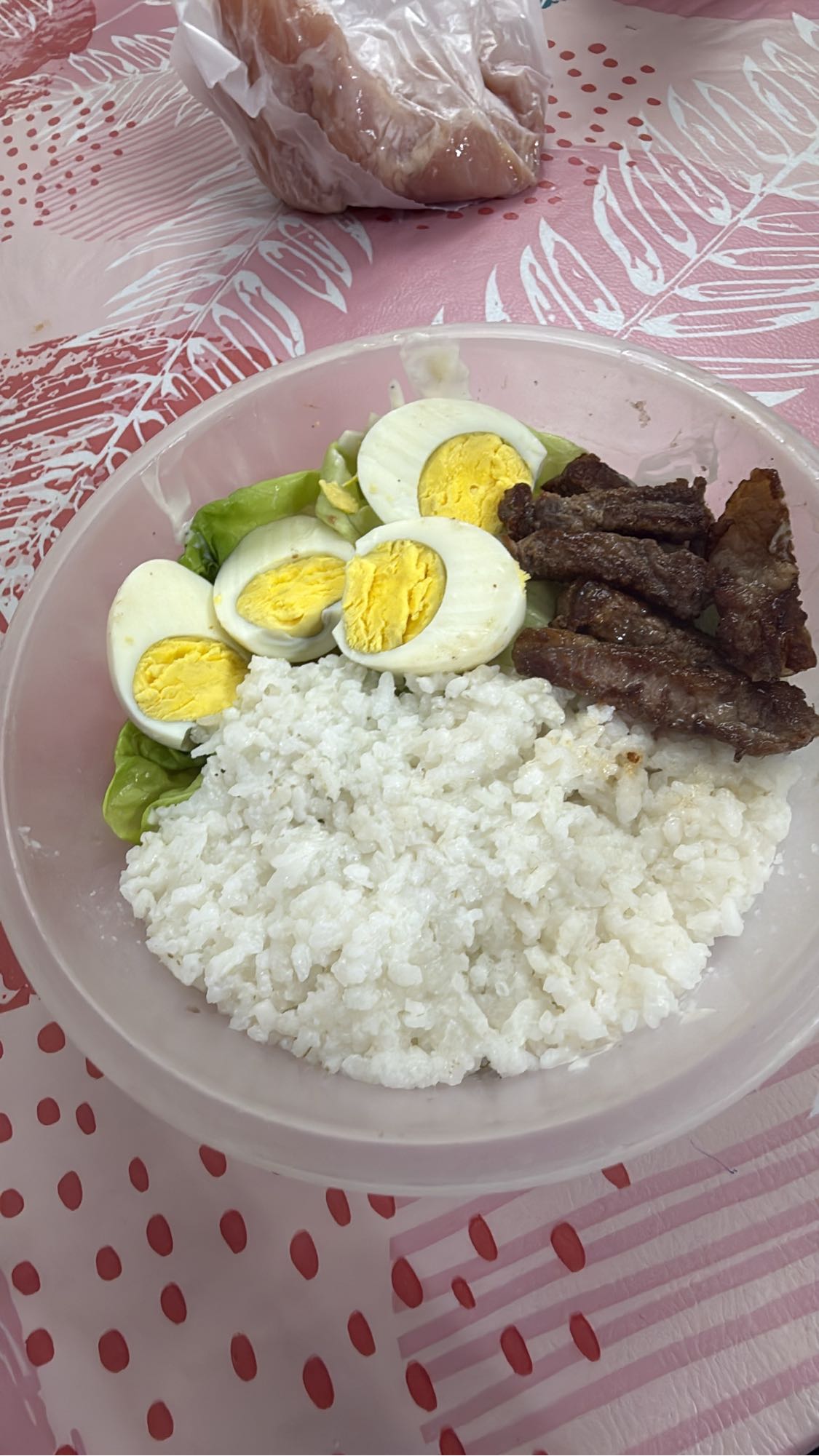 arroz, huevo, carne y lechuga
