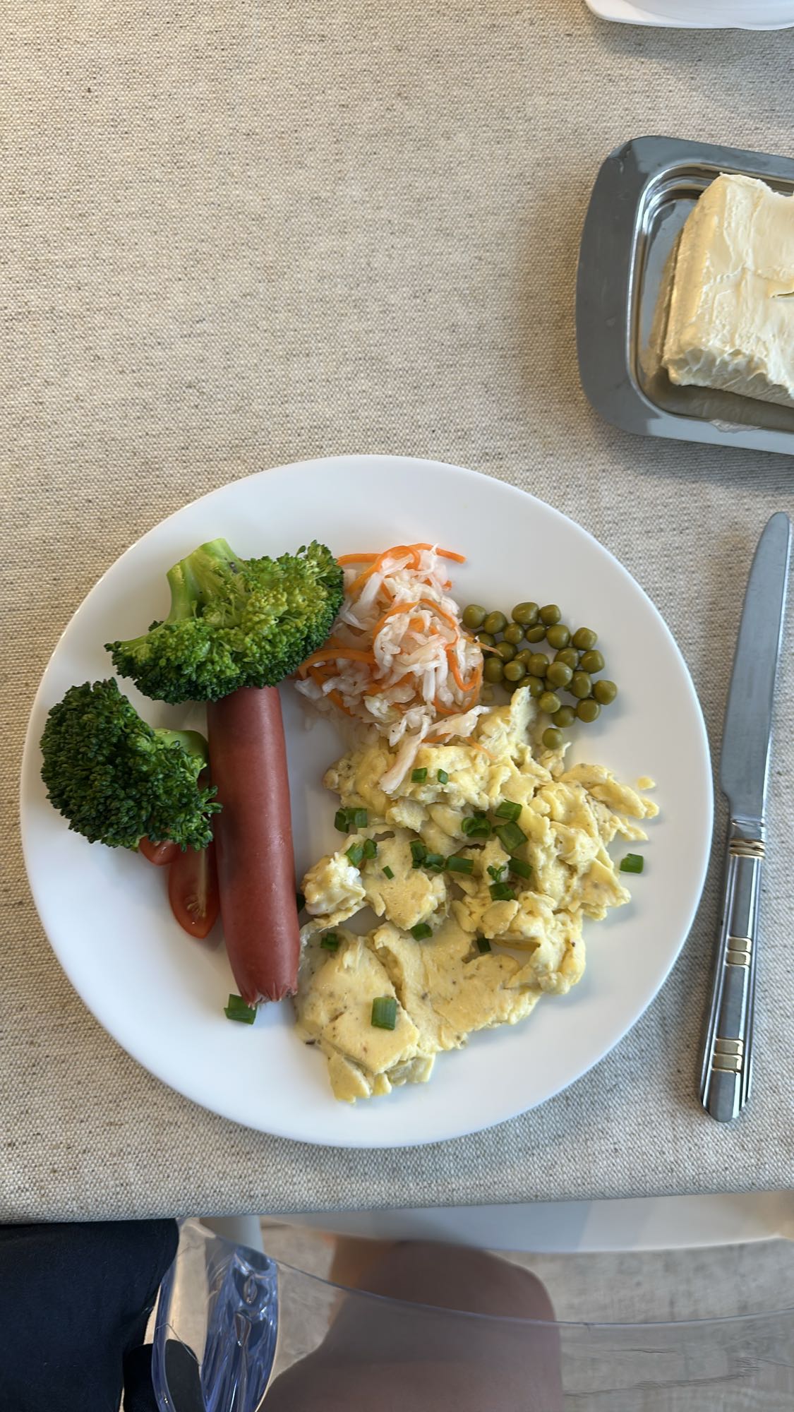 Завтрак с омлетом и сосиской