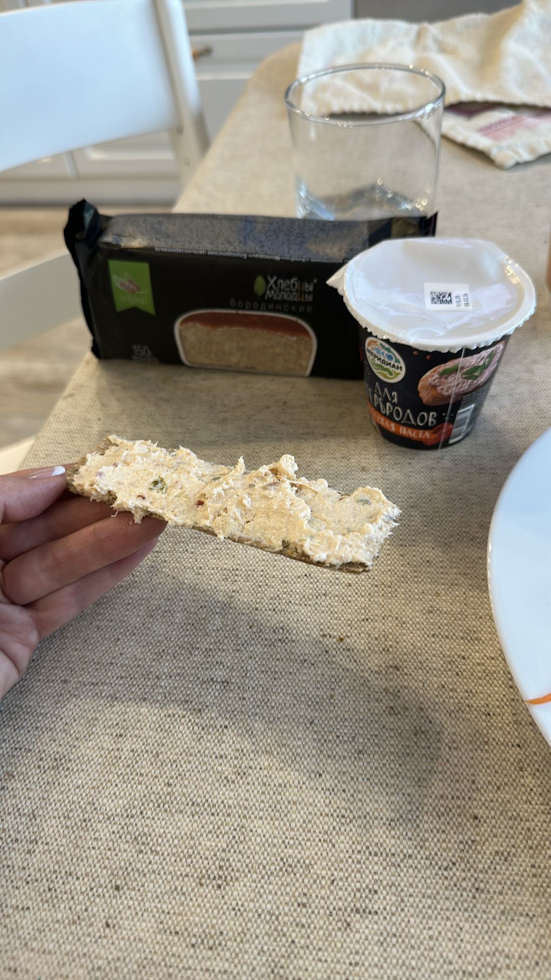 Хлебец с сырной пастой