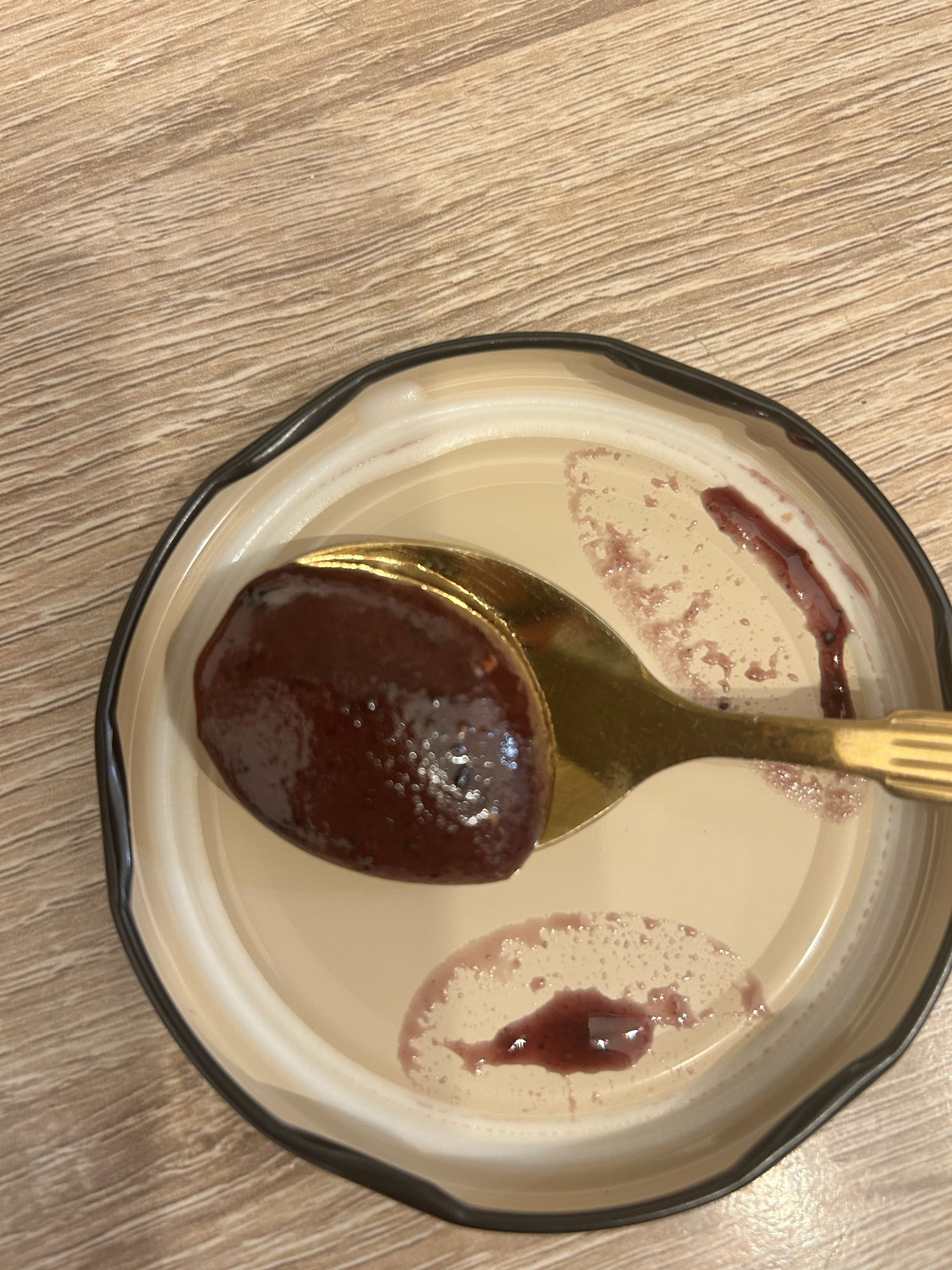 Gem de fructe pe lingură