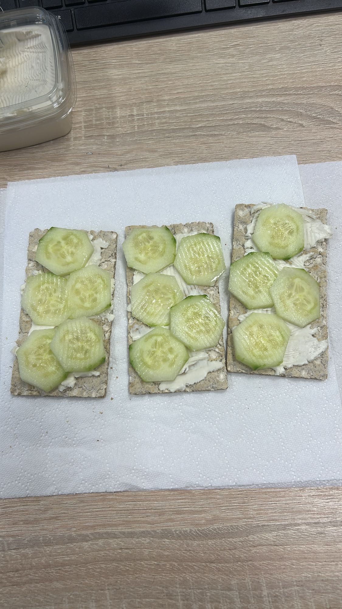 Crackers cu castravete și cremă