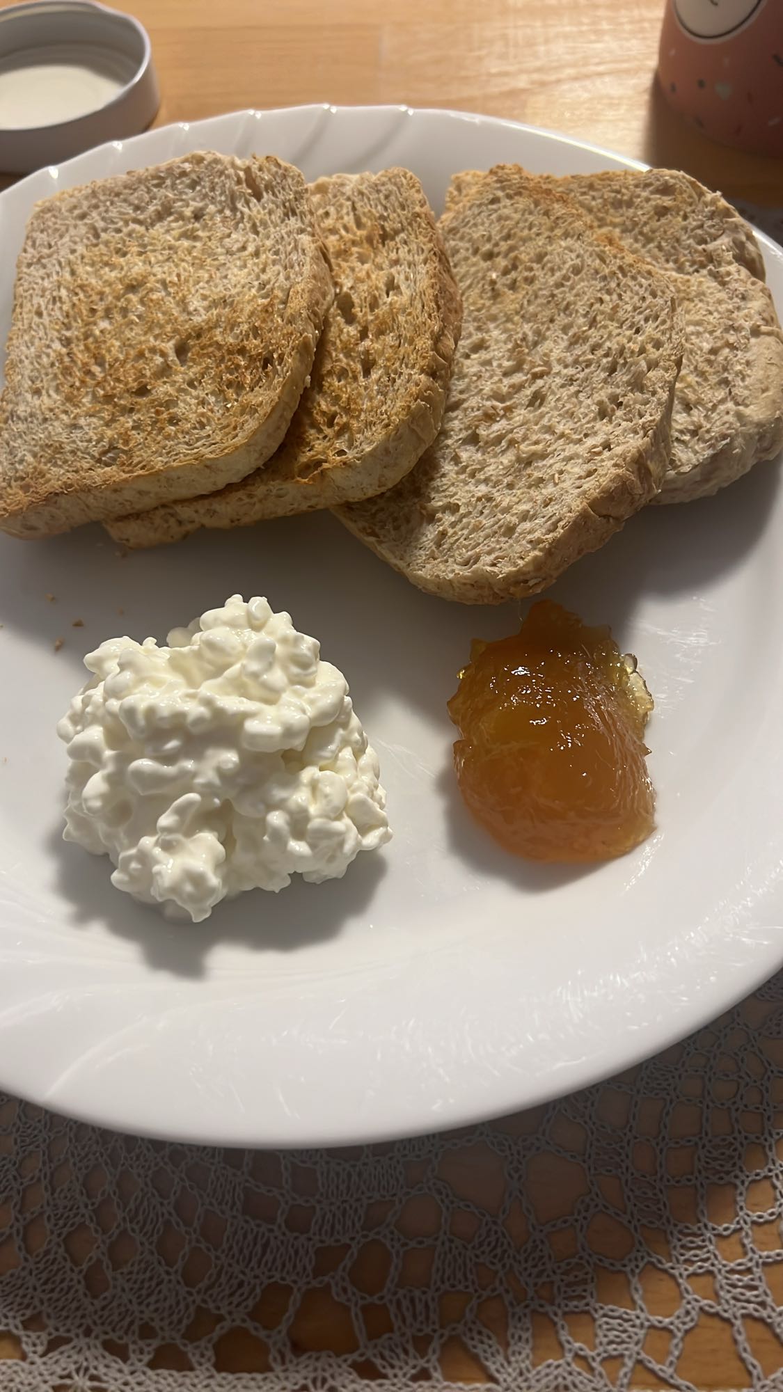 Tost ekmeği ve lor kahvaltı