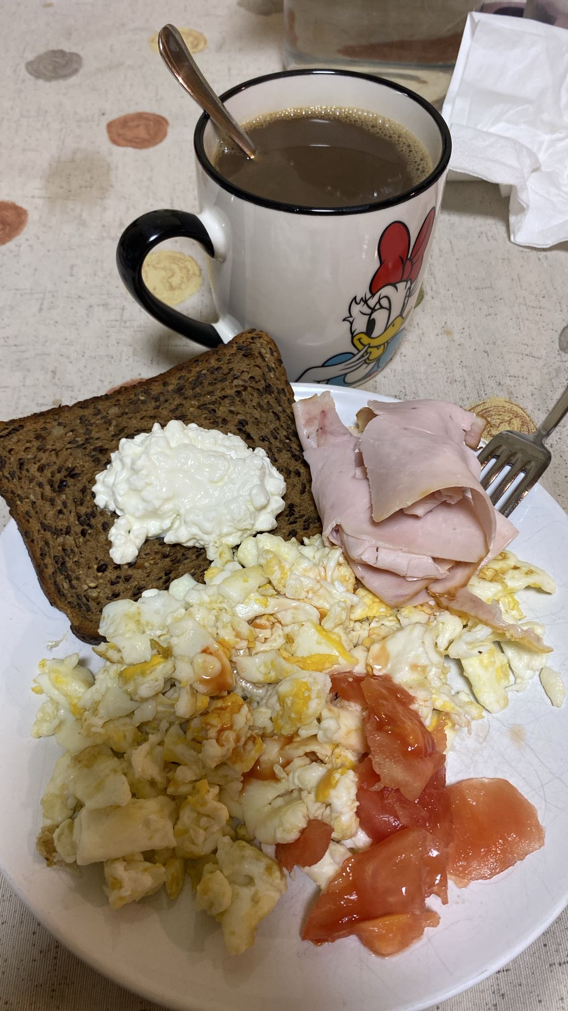 Desayuno con huevo y jamón