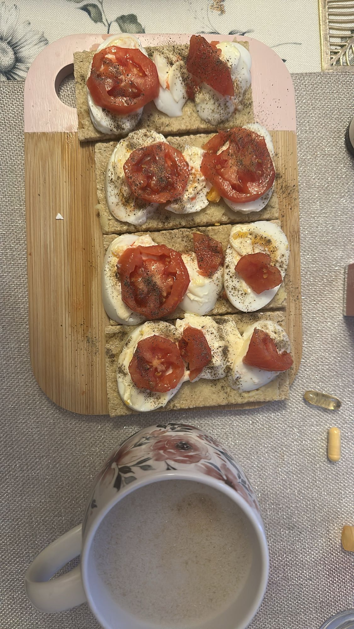 Jajka na chrupkim pieczywie