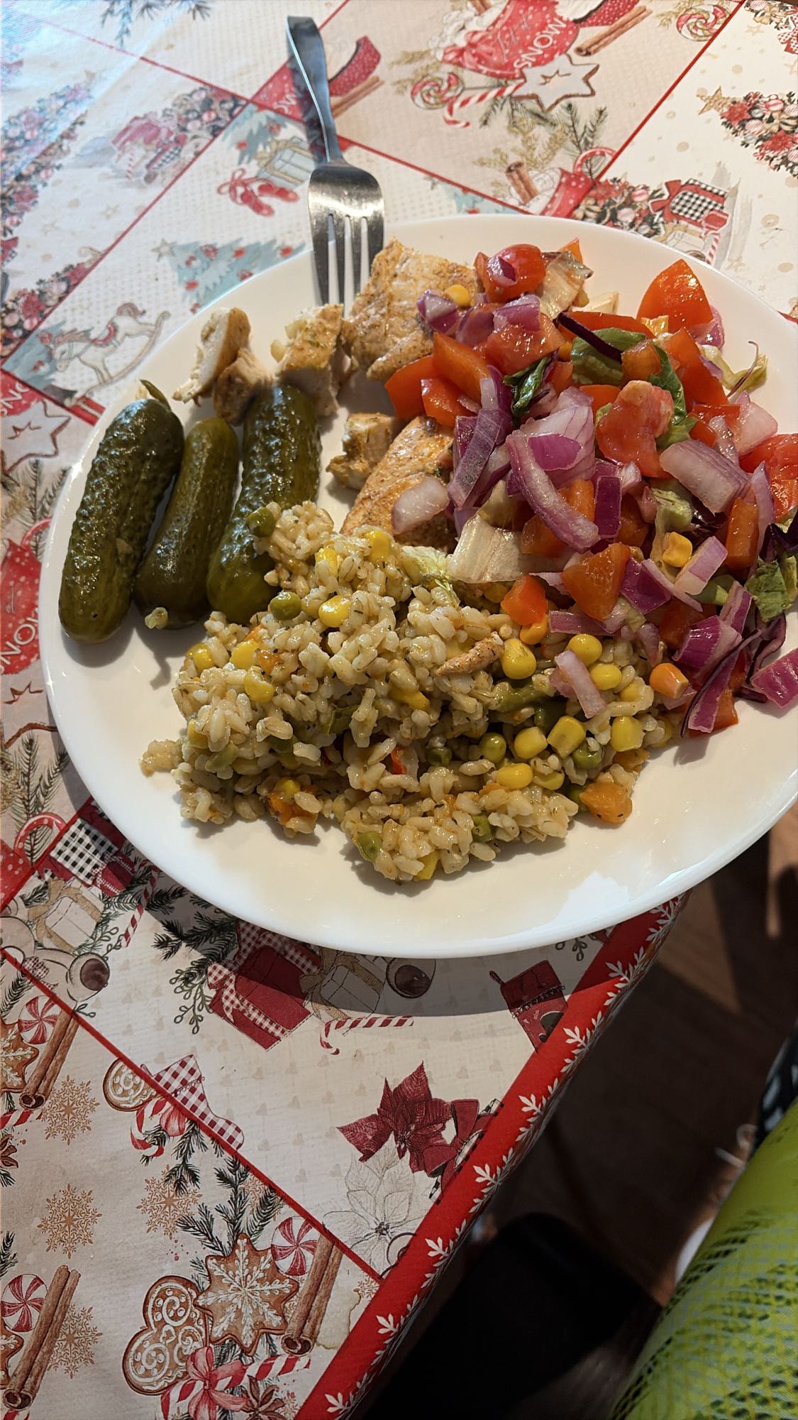 Piept de pui cu orez brun, salată și castraveți murați