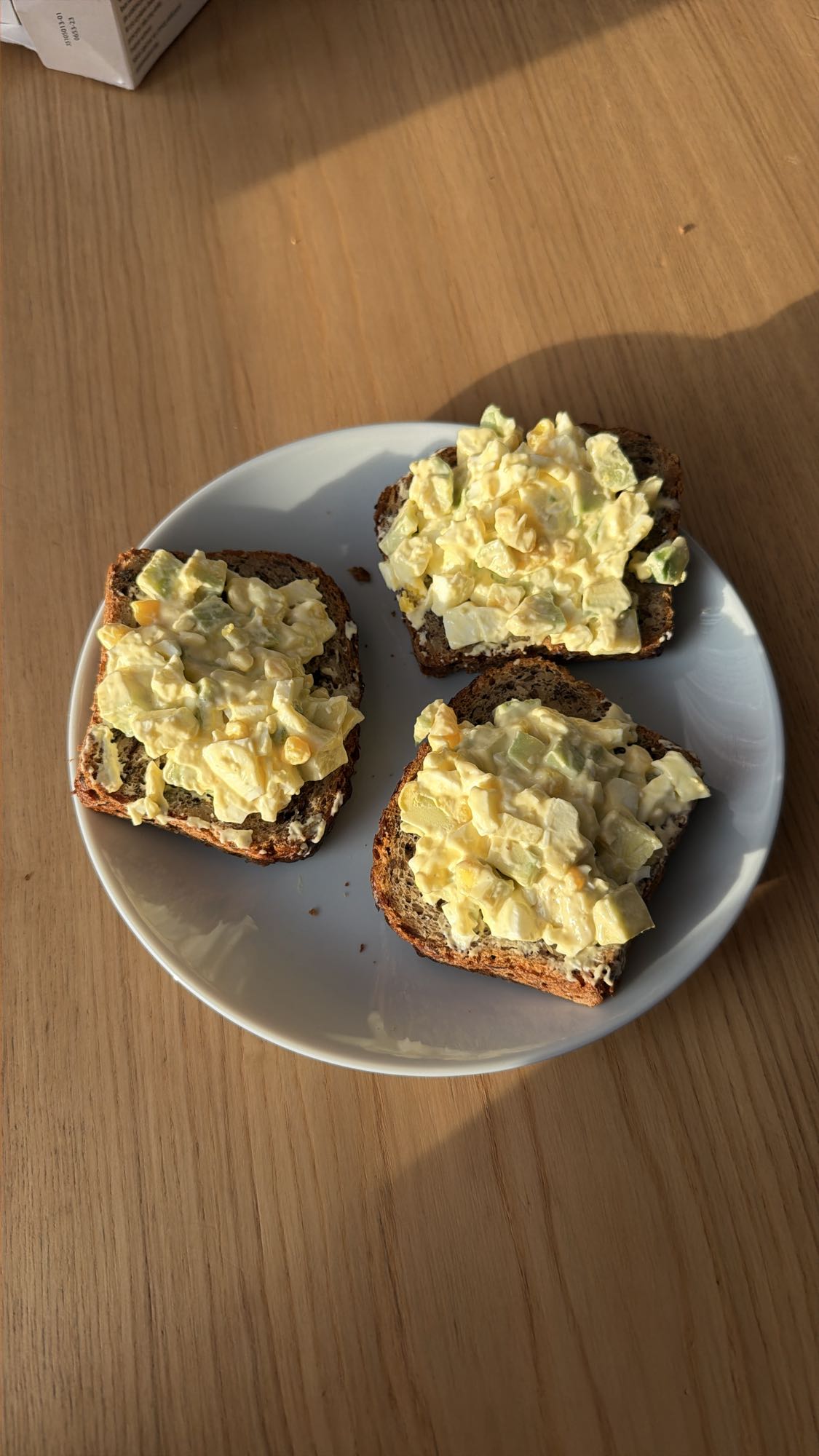 Kanapki z pastą jajeczną i awokado i majonezem