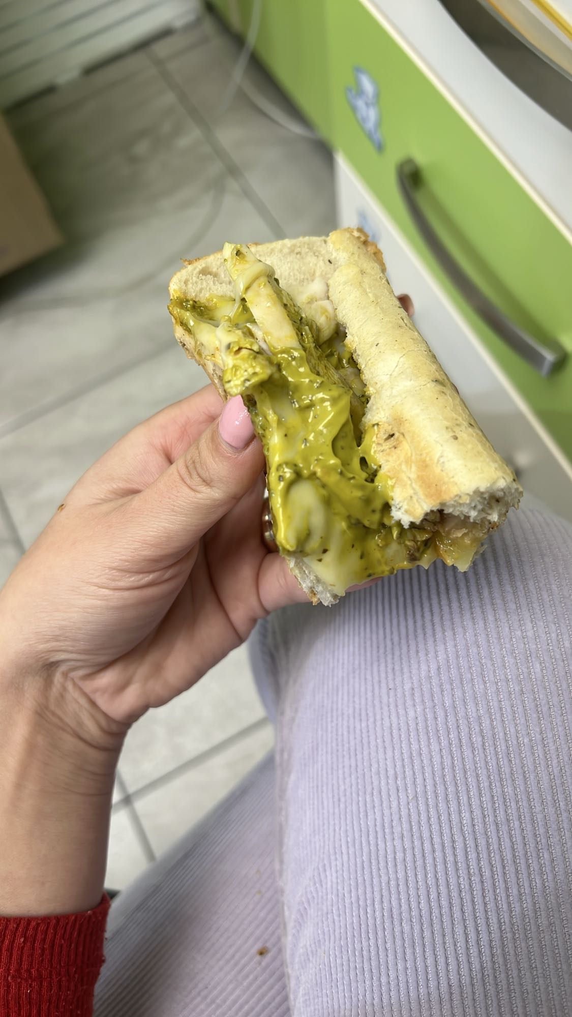 Sandviș cu pui și sos verde