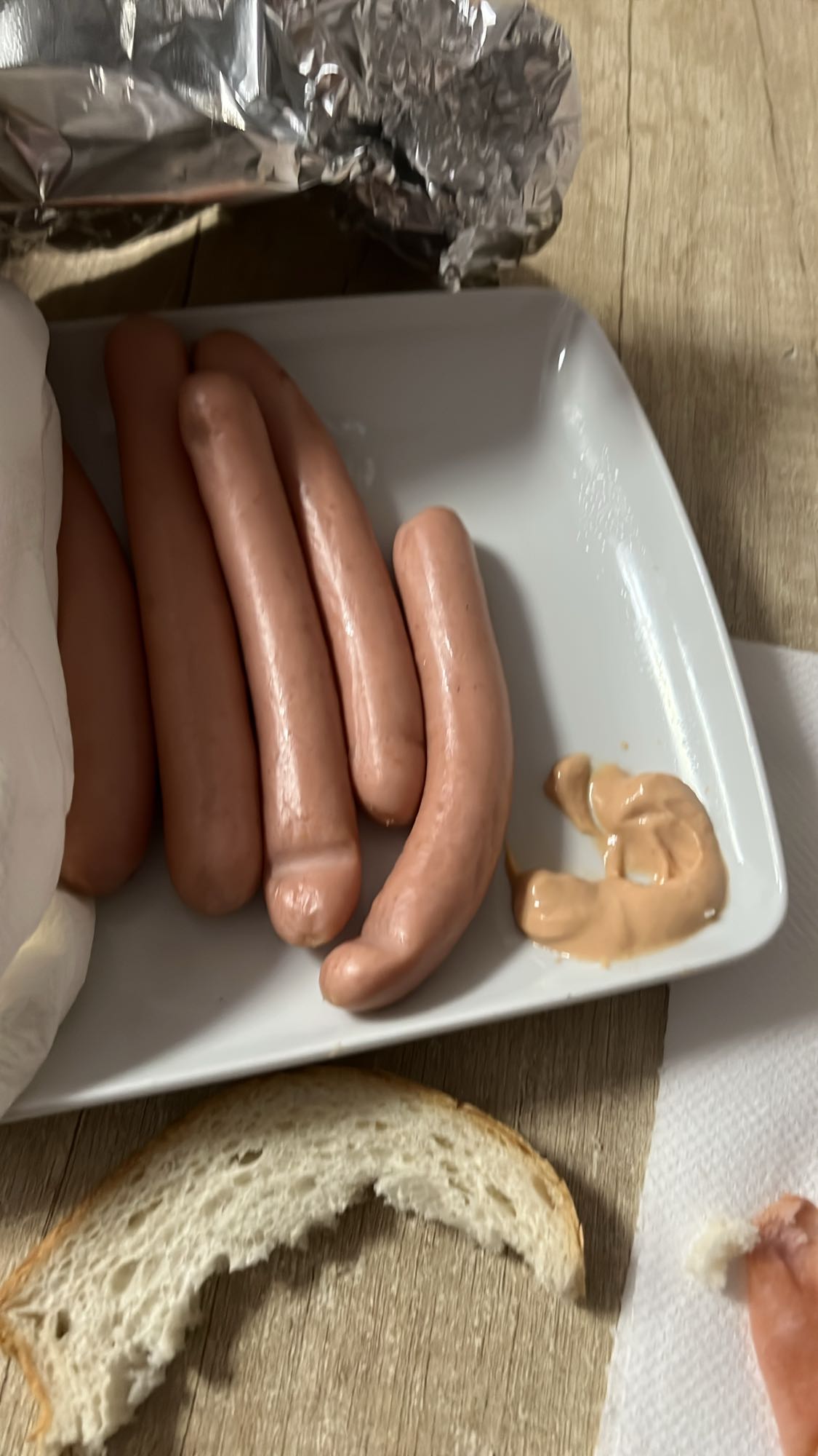 Crenvurști cu sos și pâine