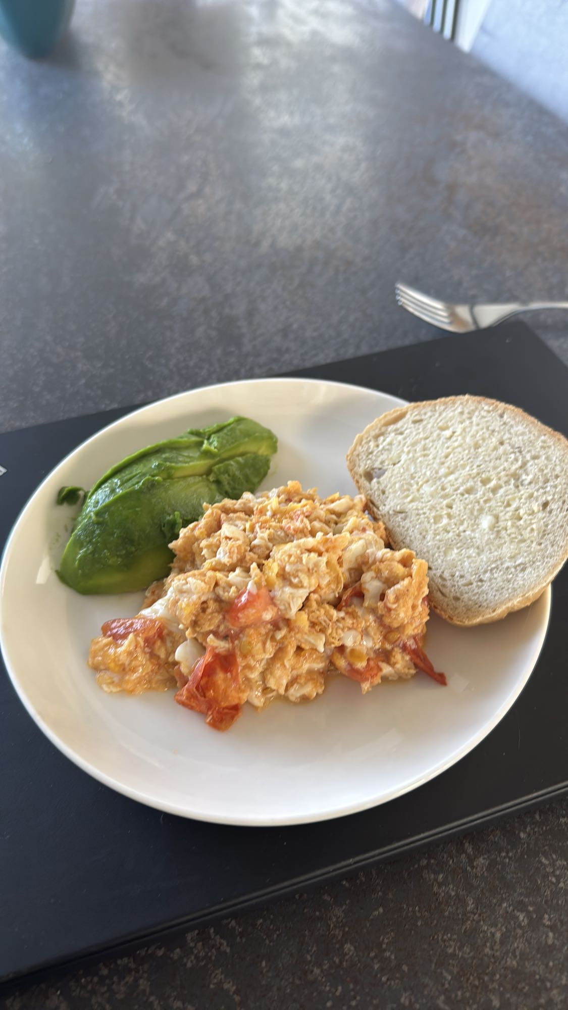 Jajecznica z awokado i chlebem