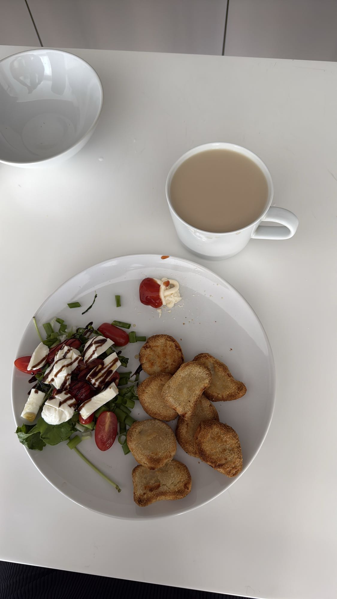 Куриные наггетсы с салатом из рукколы и моцареллы