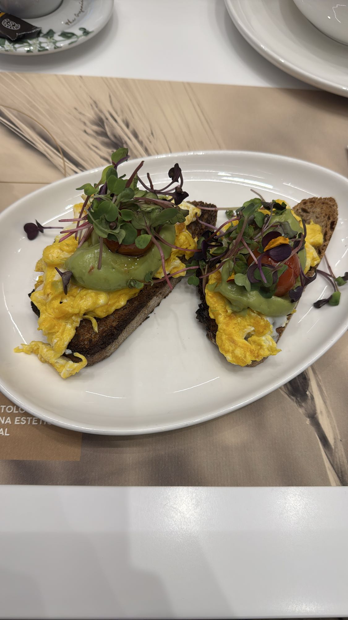 Tostada con huevo y aguacate
