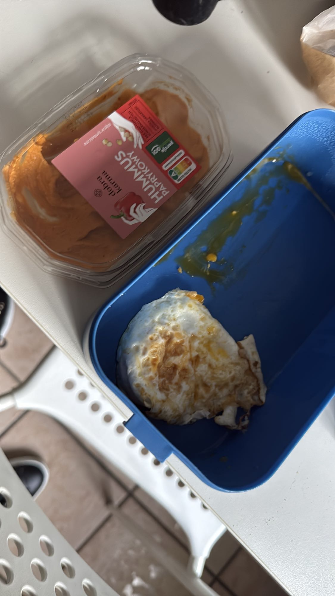 jajko sadzone z hummusem