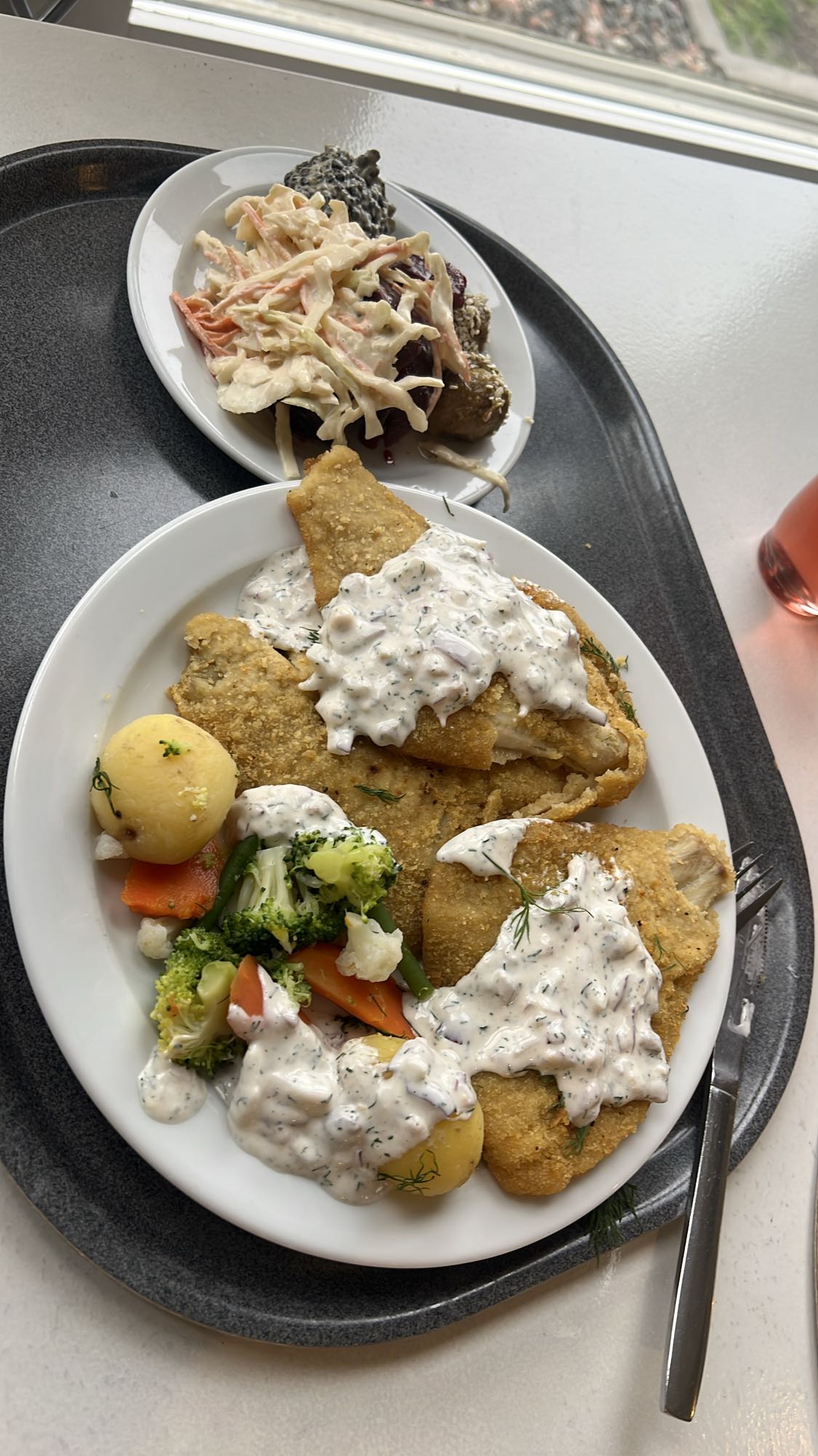 Panerad fisk med sås