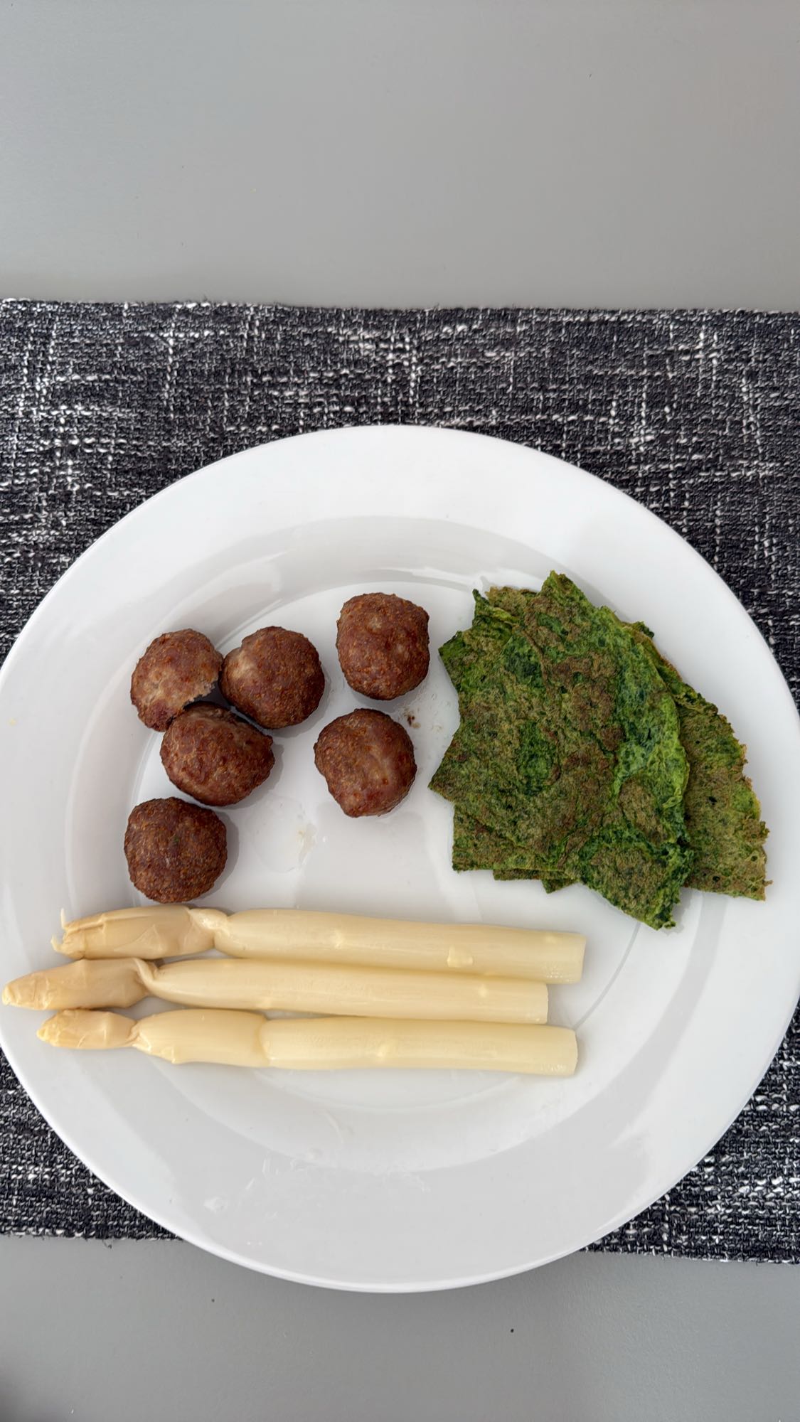 Chifteluțe, sparanghel, omletă verde