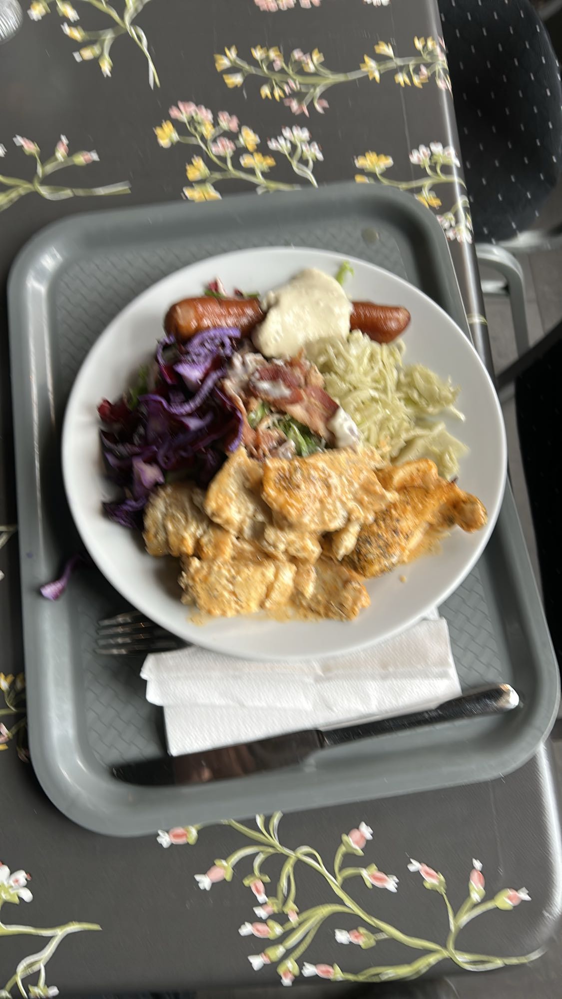 Kyckling med sallad och korv