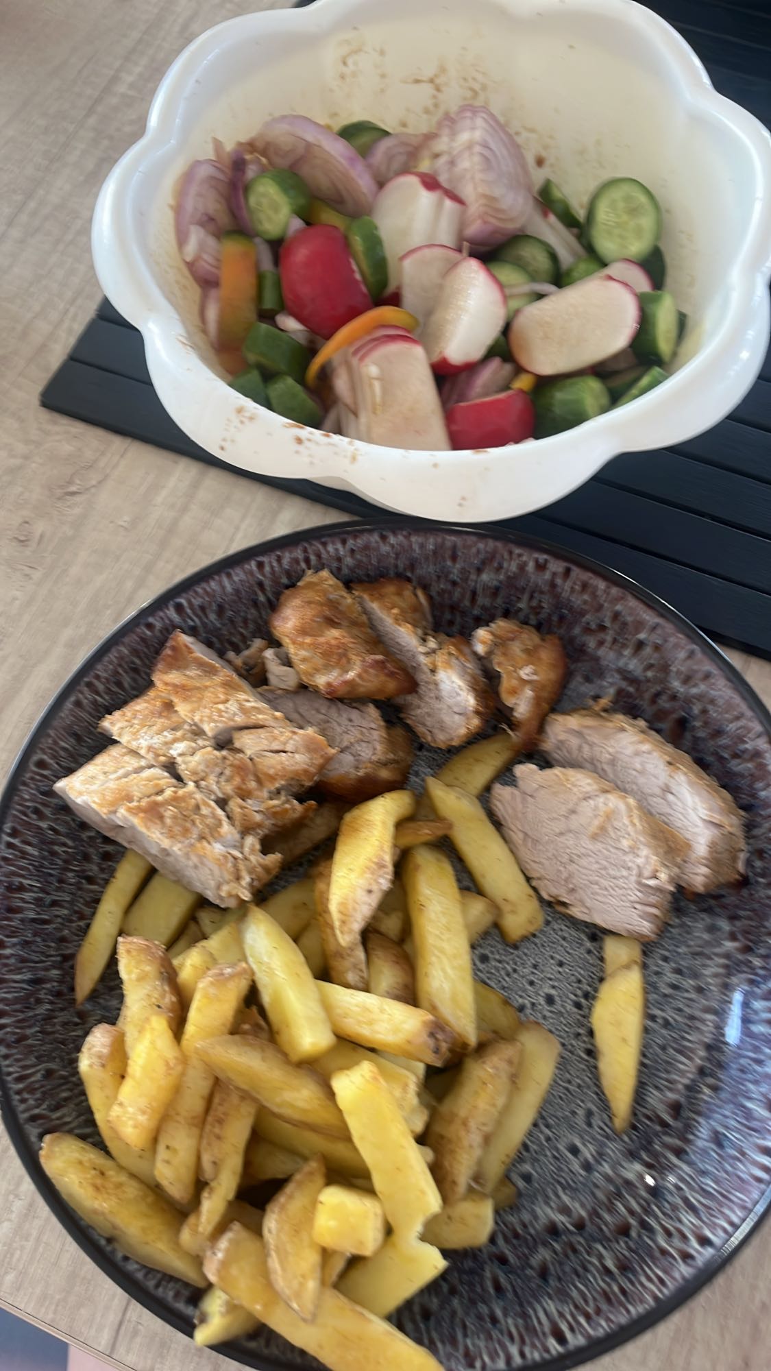 Friptură cu cartofi și salată