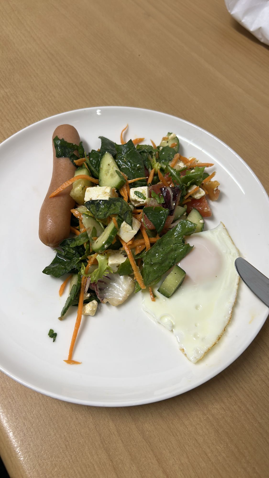 Jajko, parówka i sałatka