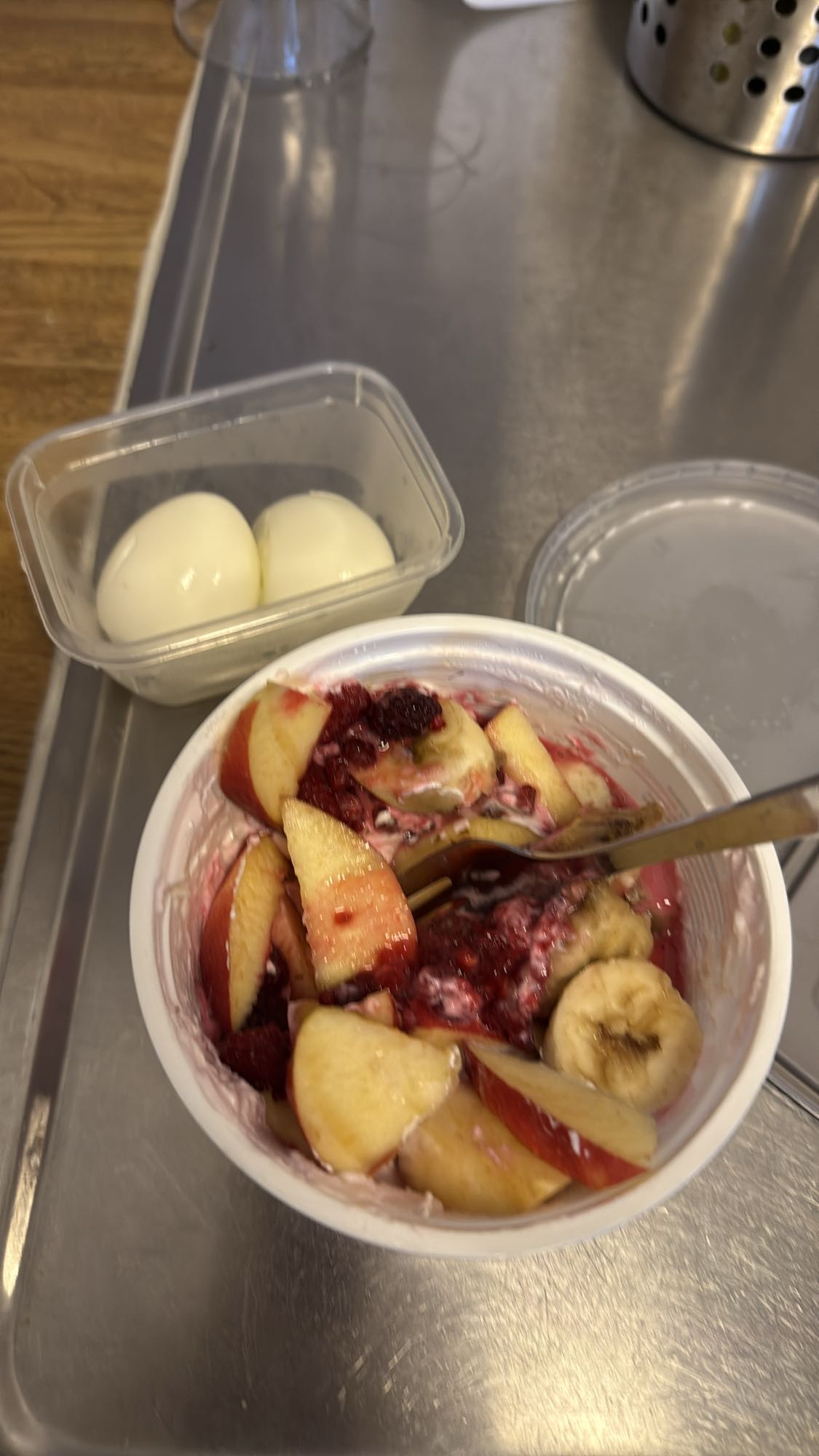 Yoghurt med frukt och ägg