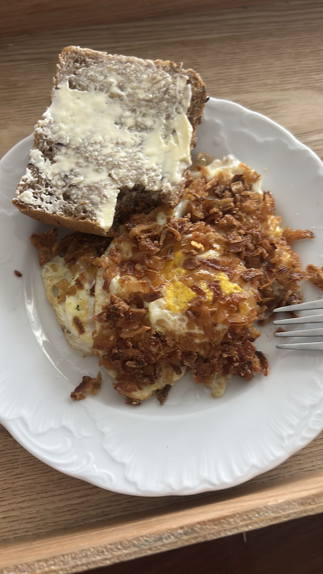 Jajka z cebulką i chlebem