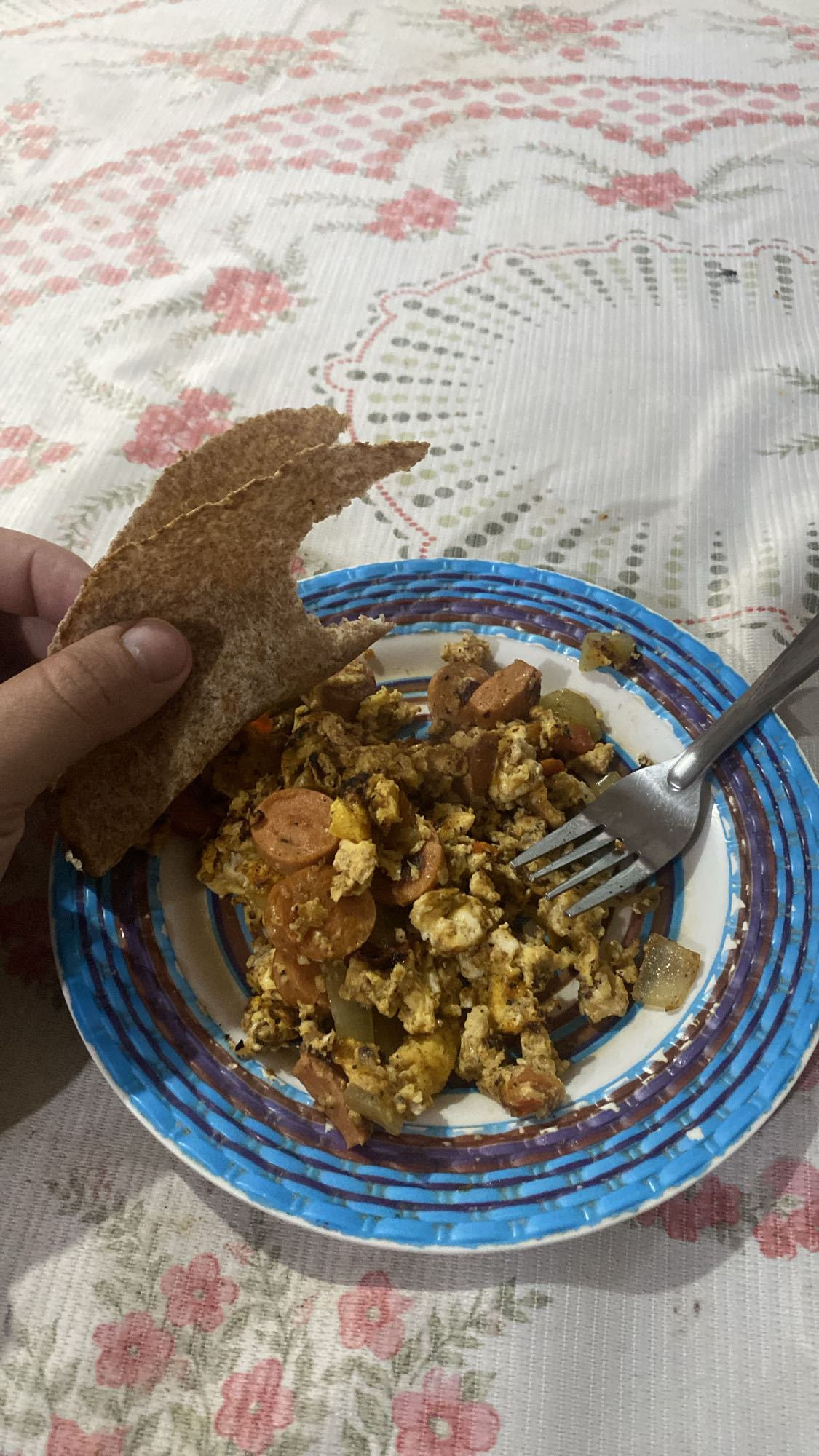 Huevos con salchicha y pan