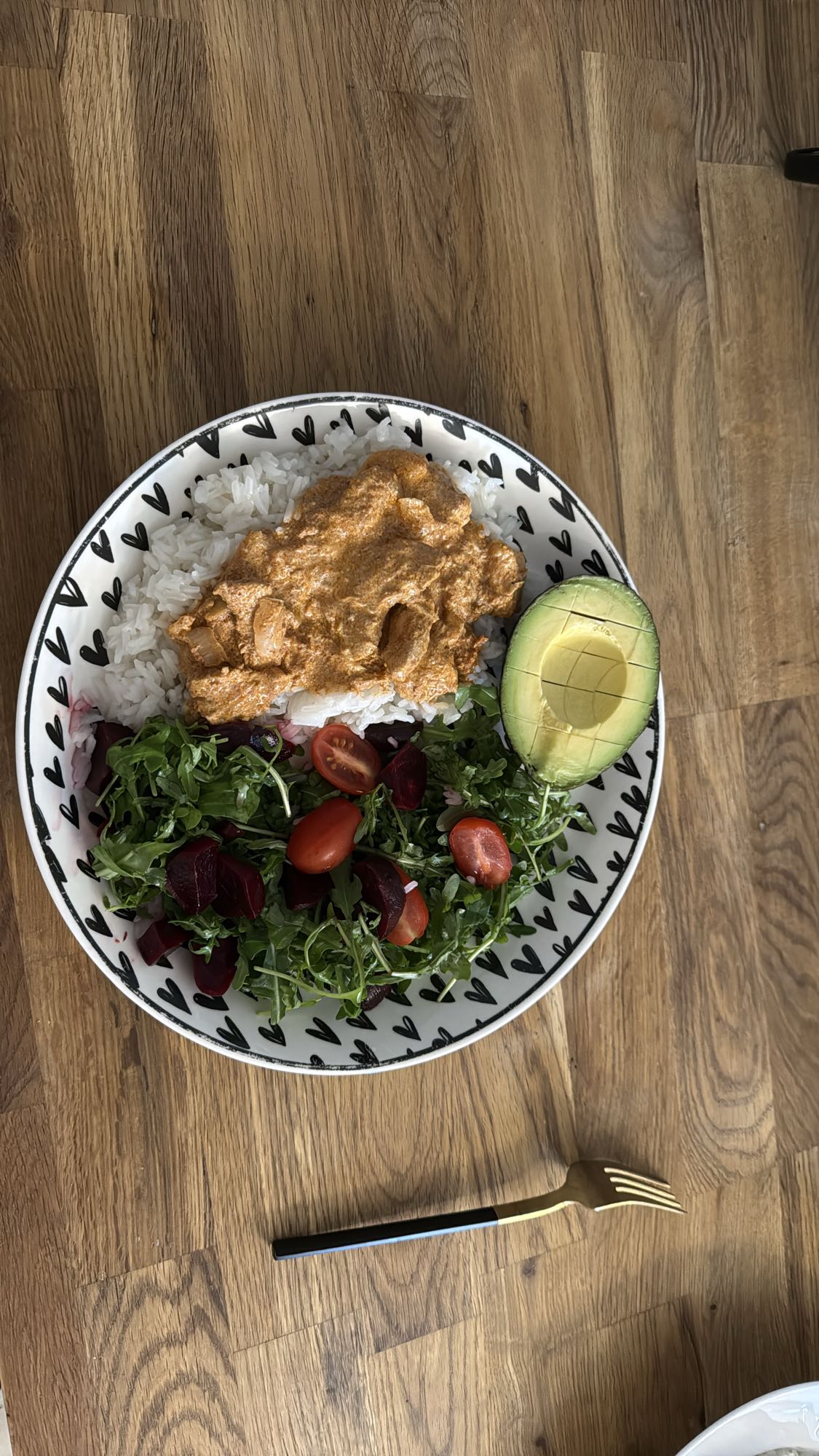 Poulet curry avec riz et salade