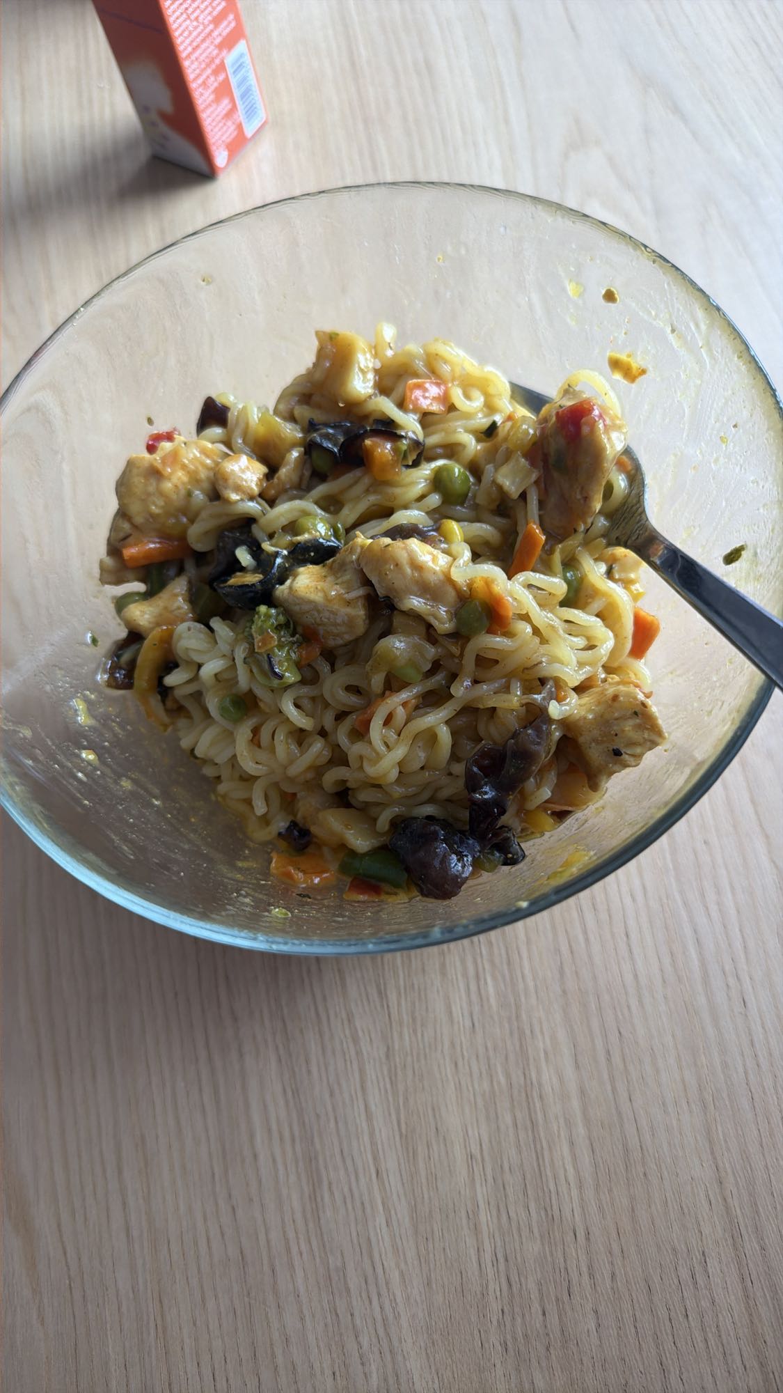 kurczak z makaronem i warzywami