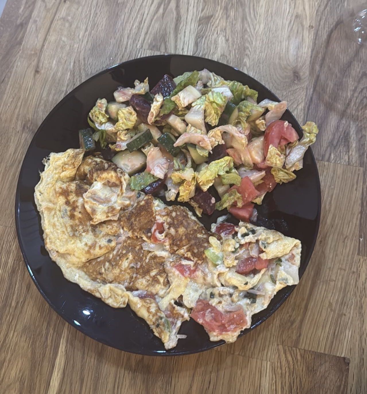 Omelette et salade mixte