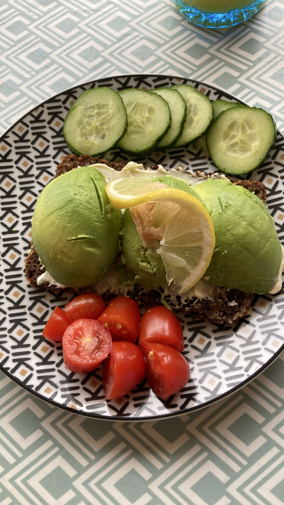 Avokadomacka med grönsaker