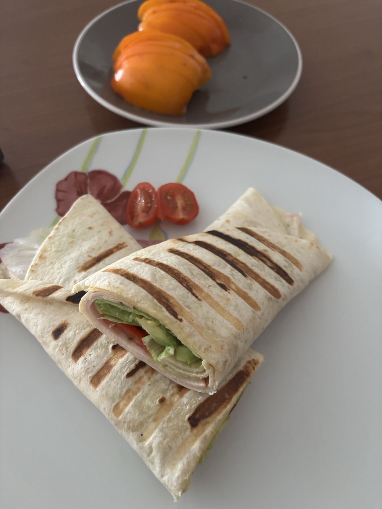 Wrap au poulet, avocat et kaki
