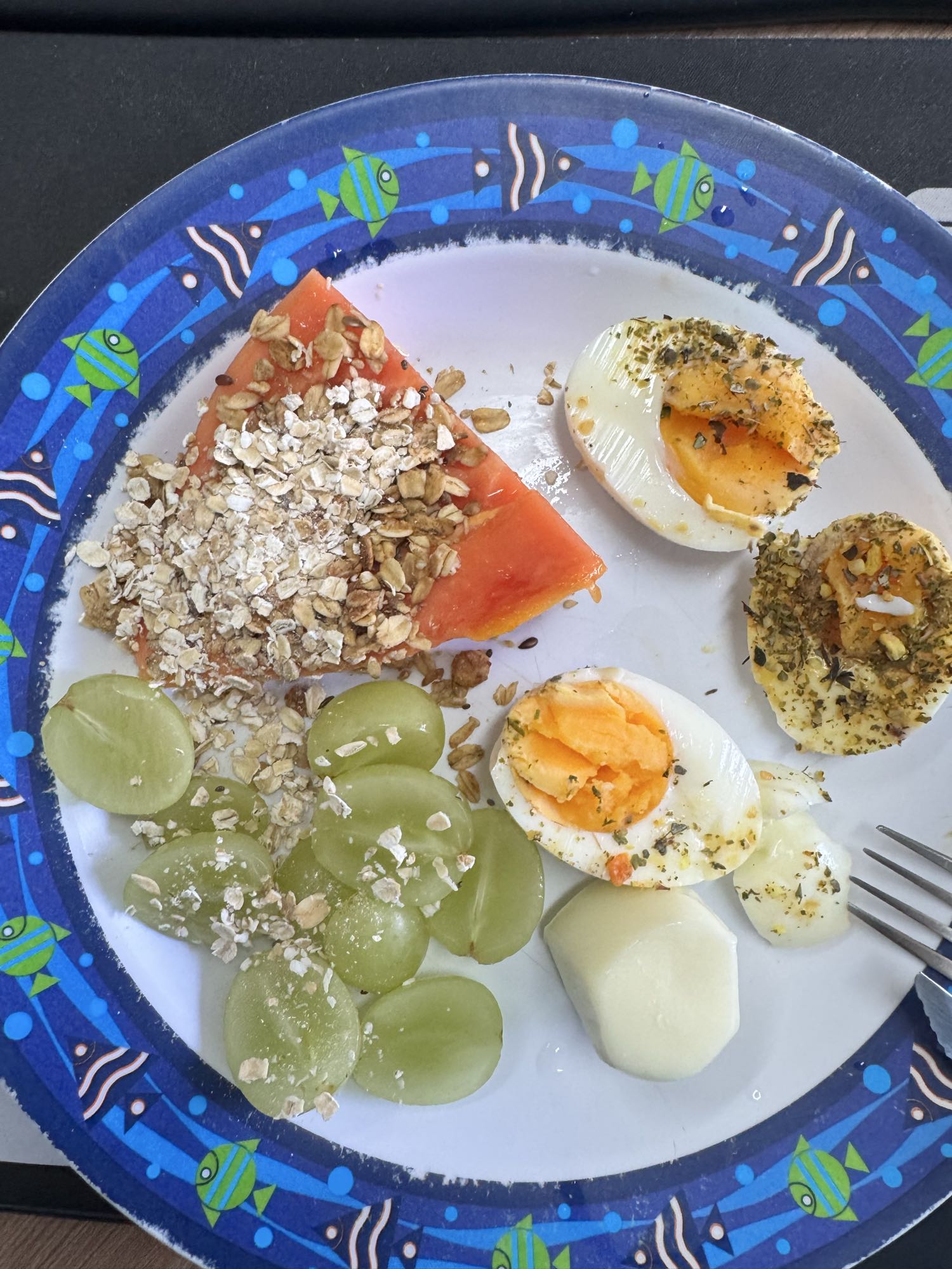 Café saudável com frutas e ovos