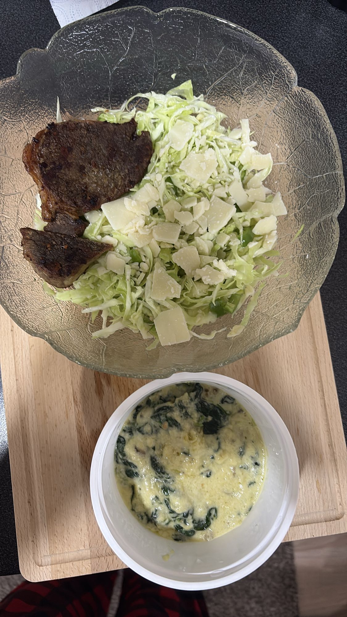 Biffsalat med spinatstuing